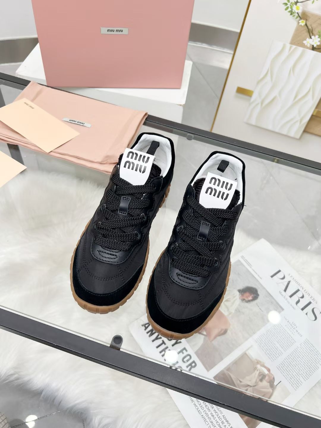 NO:484777,'Exclusive Top Version' Miumiu vs. the latest popular casual shoe series... [Casual Shoes] Miumiu's latest popular avant-garde and bold design, the Miu Miu style is integrated into the simple lines of this thick-soled canvas sneaker, the chic logo is decorated on the tongue and back of the shoe, embellished with retro design, adding iconic elements!  Thick sole design defines avant-garde modern style. Custom high mercerized beef velvet. Customized inner lining. Customized injection molding of the foot pads. Original open molding. Unslip-shaped sole. Packaging. Full set of packaging. Size 35-41 (41 customized). Color official website synchronous update, casual shoes/sports shoes, miumiu, sneakers, sheepskin.19860909《独家顶级版本》 缪缪miumiu vs最新爆款休闲鞋系列……【休闲鞋】  miumiu最新爆款 前卫大胆的设计,Miu Miu风格融于此款厚底帆布运动鞋的简约线条, 别致徽标饰于鞋舌与背面,点缀复古设计,平添标志性元素！厚底设计定义前卫的现代风格 面料定制高丝光牛反绒 内里定制原版羊皮 垫脚定制注塑成型 大底原版开模防滑成型底 包装原版全套包装 码数35-41（41定制） 颜色官网同步更新,休闲鞋/运动鞋,miumiu,sneakers,sheepskin,Women's Shoes