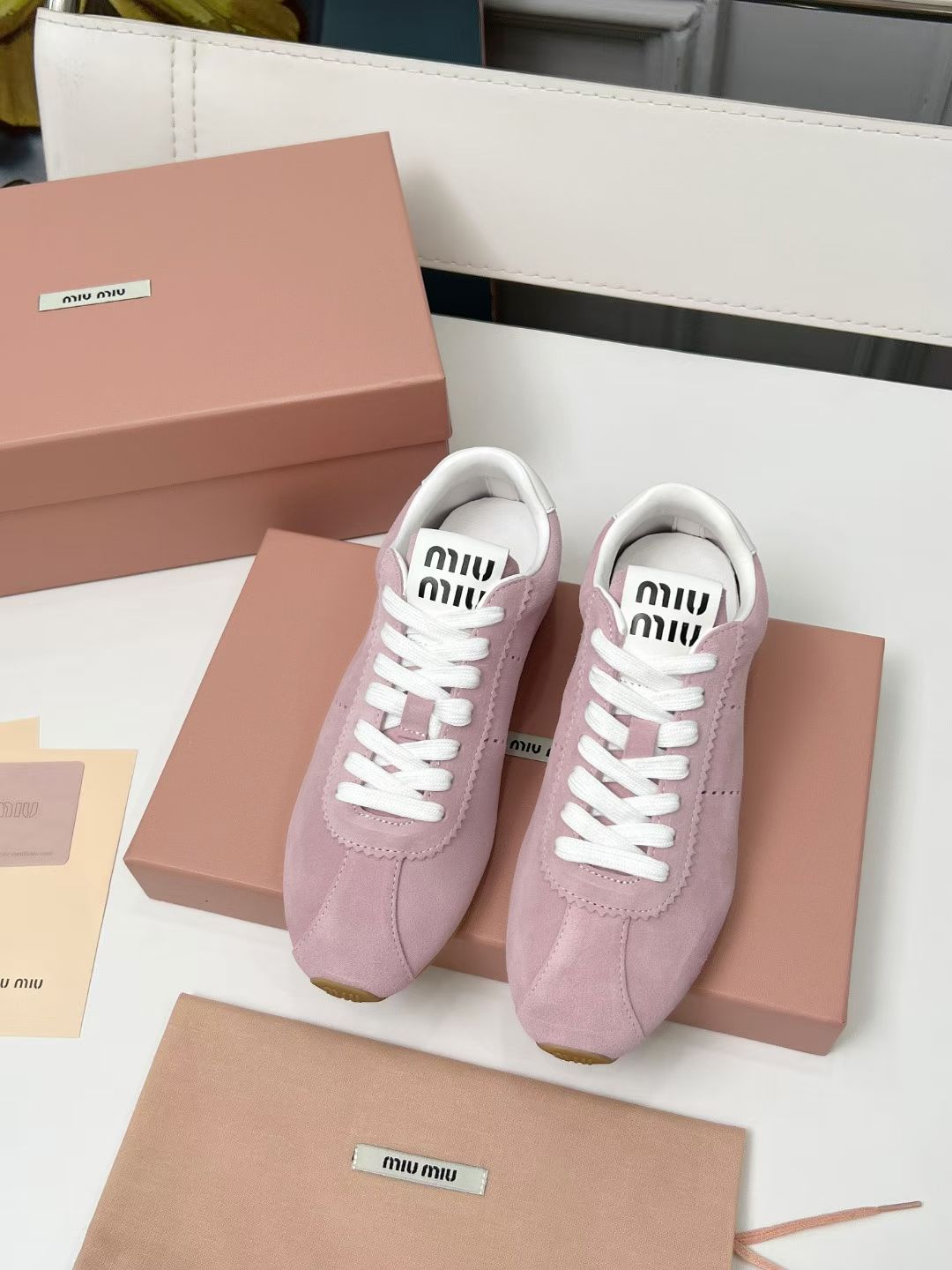 NO:482208,MiuMiu's latest German training shoes, flat-soled solid-color Forrest Gump shoes, retro casual shoes. The latest German training white shoes, you need to be retro and comfortable. Sisters who also need the kind of German training shoes can see it... Miu's shoes have always been in the girlish style, and not many girls can escape the sweetness of the Miao family! The popular casual shoes in early spring are popular this year. They are retro, old and fashionable, simple and high-end, casually matched, simple and unruly, and can reflect the beauty of tannins. The whole pair of shoes is simple and fashionable, and the feet are very light and versatile! A must-have for the year! The upper is original beef reverse velvet/cowhide, footbed full grain sheepskin, inner lining, very soft and skin-friendly, outsole, original rubber sole, size 35-41 (41 custom made, no return or exchange) Price, casual shoes/sports shoes, miumiu, sneakers, cowhide, sheepskin19860909MiuMiu最新款德训鞋、平底系带纯色阿甘鞋、复古休闲鞋 最新款德训小白鞋,在找小白鞋还要复古的还要舒适的 还要那种德训鞋的姐妹可以看过来了…… miu家鞋款一向走的是少女范儿,没多少个女生能逃得过缪家的甜美！ 早春火爆款休闲鞋,今年主推款,复古做旧时尚、简约高级、随意搭配、简单很随意不羁又能体现单宁美感,整双鞋子设计简约时尚,上脚非常轻便百搭！年度必入款！ 鞋面原版牛反绒/牛皮 垫脚全粒面羊皮 内裡无内裡设计 非常柔软亲肤 大底 原版橡胶底 尺码35-41（41订做不退换） 价格,休闲鞋/运动鞋,miumiu,sneakers,cowhide,sheepskin,Women's Shoes