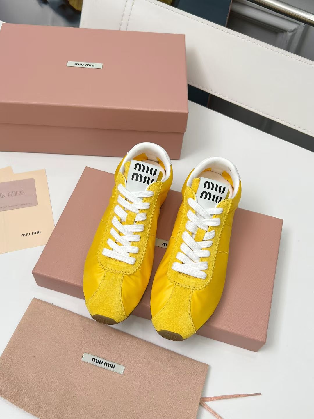 NO:561338,MiuMiu's latest Dexun shoes, flat lace-up solid color Forrest Gump shoes, retro casual shoes, the latest Dexun white shoes, if you are looking for white shoes that are retro and comfortable, sisters who want those Dexun shoes can check it out... Miu's shoes have always been girlish, and not many girls can escape the sweetness of Miu's shoes! Popular casual shoes in early spring, this year's main recommendation, retro and old fashion, simple and high-end, casual matching, simple and casual, and can reflect the beauty of tannins. The whole pair of shoes is simple and fashionable in design, very light and versatile on the feet! A must-have payment every year! Original cow suede/cowhide for the upper, full-grain sheepskin for the feet, no lining design, very soft and skin-friendly, outsole, original rubber sole, size 35-41 (41 customized, non-returnable) price, half drag, miumiu, cowhide, sheepskin19860909MiuMiu最新款德训鞋、平底系带纯色阿甘鞋、复古休闲鞋 最新款德训小白鞋,在找小白鞋还要复古的还要舒适的 还要那种德训鞋的姐妹可以看过来了…… miu家鞋款一向走的是少女范儿,没多少个女生能逃得过缪家的甜美！ 早春火爆款休闲鞋,今年主推款,复古做旧时尚、简约高级、随意搭配、简单很随意不羁又能体现单宁美感,整双鞋子设计简约时尚,上脚非常轻便百搭！年度必入款！ 鞋面原版牛反绒/牛皮 垫脚全粒面羊皮 内裡无内裡设计 非常柔软亲肤 大底 原版橡胶底 尺码35-41（41订做不退换） 价格,半拖,miumiu,cowhide,sheepskin,Women's Shoes