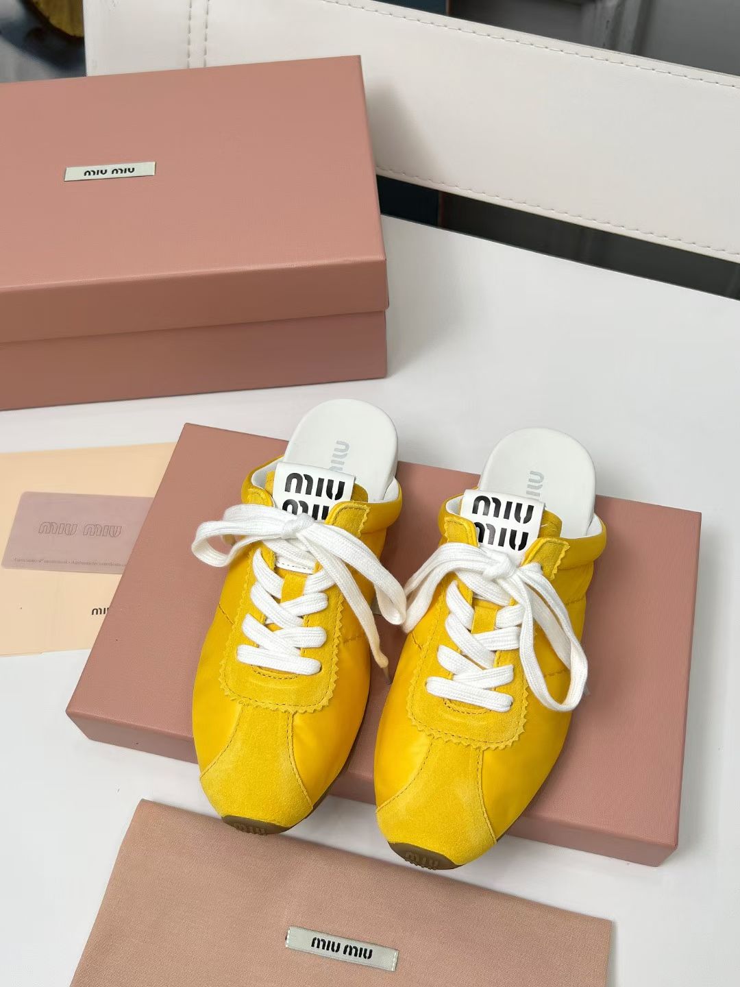 NO:482204,MiuMiu's latest German training shoes, flat-soled solid-color Forrest Gump shoes, retro casual shoes, semi-travels. The latest German training white shoes. When looking for white shoes, you need retro and comfortable. Sisters who also need that kind of German training shoes can see it... Miu's shoes have always been in the girlish style, and not many girls can escape the sweetness of the Miao family! The popular casual shoes in early spring are popular this year. They are retro, old and fashionable, simple and high-end, casually matched, simple and unruly, and can reflect the beauty of tannins. The whole pair of shoes is simple and fashionable, and the feet are very light and versatile! A must-have for the year! Upper original cow back velvet/cowhide, footbed full grain sheepskin, inner lining no design, very soft and skin-friendly, outsole, original rubber sole, size 35-41 (41 custom made, no return or exchange) Price, casual shoes/sports shoes semi-trail, miumiu, sneakers, cowhide, sheepskin19860909MiuMiu最新款德训鞋、平底系带纯色阿甘鞋、复古休闲鞋 半拖 最新款德训小白鞋,在找小白鞋还要复古的还要舒适的 还要那种德训鞋的姐妹可以看过来了…… miu家鞋款一向走的是少女范儿,没多少个女生能逃得过缪家的甜美！ 早春火爆款休闲鞋,今年主推款,复古做旧时尚、简约高级、随意搭配、简单很随意不羁又能体现单宁美感,整双鞋子设计简约时尚,上脚非常轻便百搭！年度必入款！ 鞋面原版牛反绒/牛皮 垫脚全粒面羊皮 内裡无内裡设计 非常柔软亲肤 大底 原版橡胶底 尺码35-41（41订做不退换） 价格,休闲鞋/运动鞋半拖,miumiu,sneakers,cowhide,sheepskin,Women's Shoes