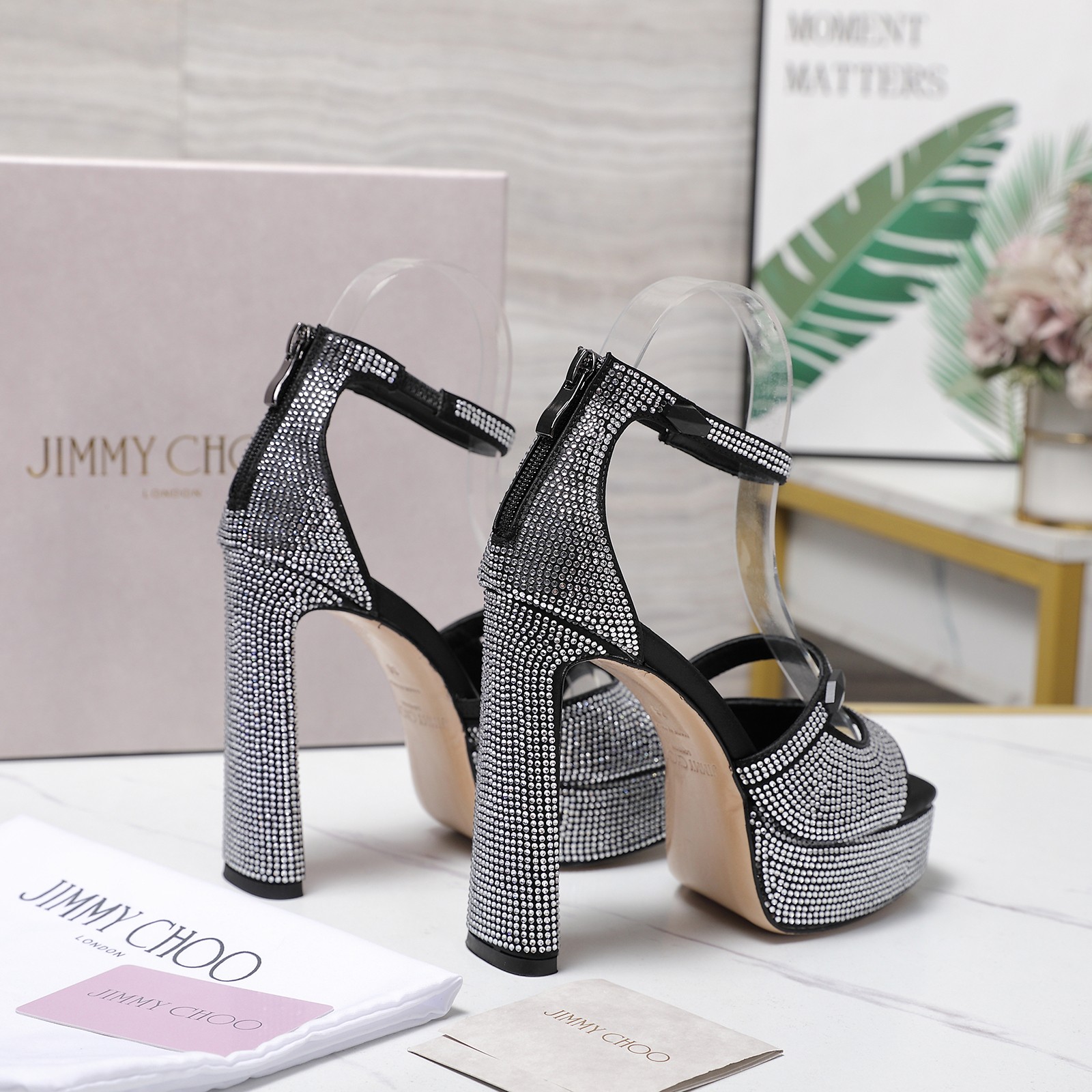 NO:484842,Original grade jimmychoo high-heeled water table hot diamond sandals Simple and elegant yet fashionable sandals Special original custom fabric High-heeled sandals simple and generously highlight the beauty of the feet. Whether you are walking on the road to work, anywhere, you can show your charm; classic lines allow you to be a delicate woman. Fabric 100% silk hot diamonds, Italian leather sole!  Goatskin footbed inside!  Heel height... Water platform 2.5 CM Heel height 12.5 CM Standard size 35-42 Custom size 40-42 Grid, high heels sandals, jimmy choo, sandals, high heels, sheepskin, real silk, Leather soles19860909原版级 jimmychoo高跟水台烫钻凉鞋 简单优雅又不失时尚的时尚款凉鞋 特殊原版定制面料 高跟凉鞋简单大方的突出了脚的美感 不管是行走在上班的路上活动的晚会上；anywhere都能展现你的魅力；经典线条让你做精致的女人 面料百分百真丝烫钻 大底意大利真皮大底！ 内里垫脚山羊皮！ 跟高..水台2.5 CM跟高12.5CM 标准码数35-42 定制 40-42码 格,高跟鞋凉鞋,jimmy choo,sandals,high heels,sheepskin,real silk,Leather soles,Women's Shoes