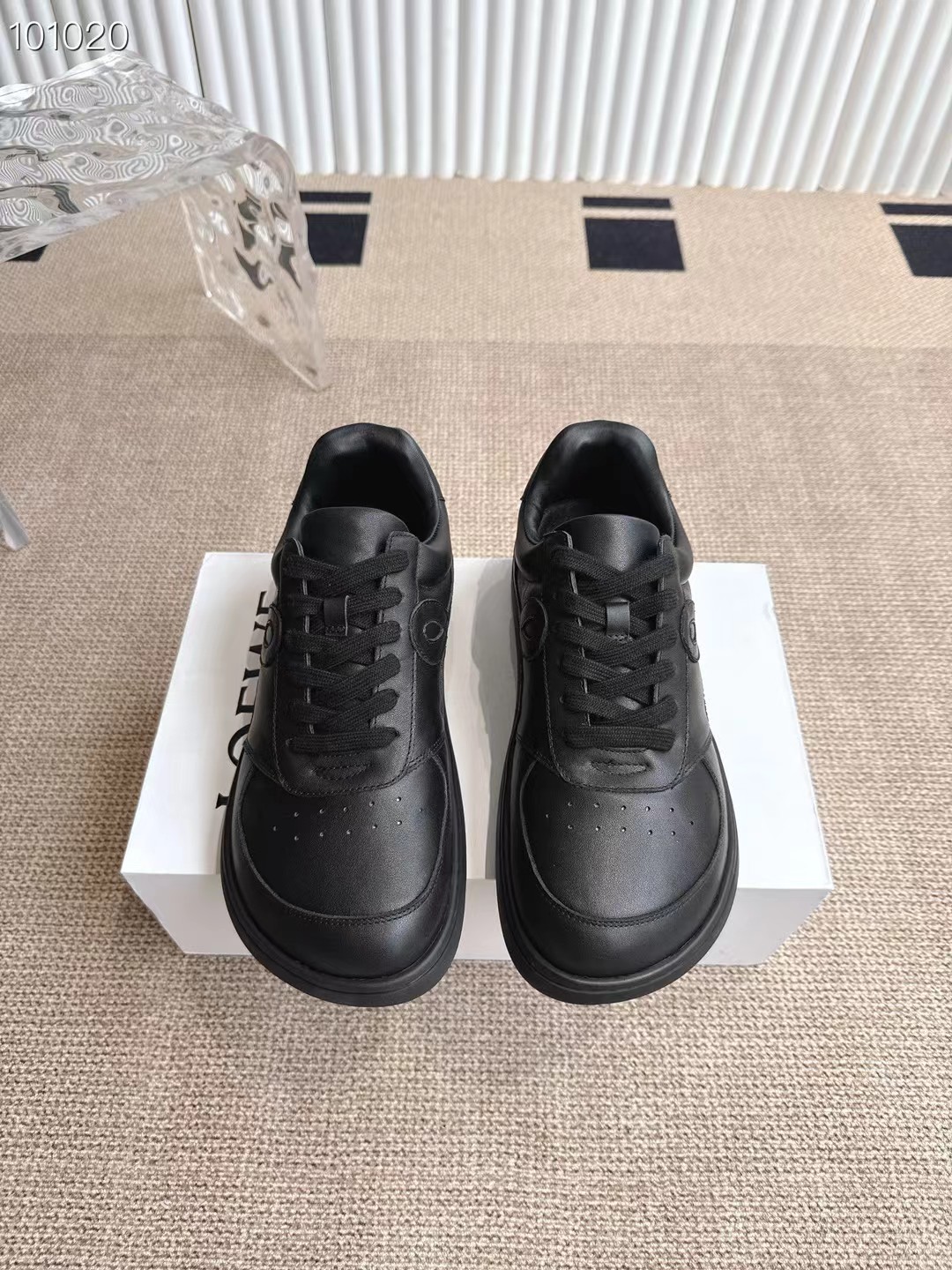 NO:484815,'Exclusive Top Version' L*OEWE Luo* Yiwei 25vs Autumn latest king-explosive casual series... [Couple thick-soled casual shoes] Yang Mi's simple loafer shoes big-toe casual shoes round-toe single shoes without any complicated decoration, pure and minimalist, comfortable and retro literary temperament, worth buying. No matter how fashion changes, loafers have always been one of our must-haves. The simple and scheming shoe design is very suitable for daily outfits with a little British style tone!  Fabric: Original custom cowhide Inner: Original custom sheepskin Finger pad: Original custom sheepskin Outsole: Original mold foam combination outsole Size: 35-44 (female 40.41. male 38.45 customized) Packaging: Original full set of packaging Color: Synchronous update of the official website Men's size, casual shoes/sports shoes, loafers, sneakers, cowhide, sheepskin19860909《独家顶级版本》 L*OEWE罗*意威25vs秋季最新王炸爆款休闲系列……【情侣厚底休闲鞋】 杨幂同款简约乐福鞋大头休闲鞋圆头单鞋 没有任何繁杂装饰,纯粹极简,舒服又不失复古文艺气质,值得入手 无论时尚怎么变,乐福鞋一直是咱们的必入款之一 简约而又有心机的鞋款设计,非常适合日常穿搭有点英伦风的调性！ 面料:原版定制牛皮 内里:原版定制羊皮 垫脚:原版定制羊皮 大底:原版开模发泡组合大底 码数:35-44（女40.41.男38.45定制） 包装:原版全套包装 颜色:官网同步更新 男码,休闲鞋/运动鞋,loafers,sneakers,cowhide,sheepskin,Women's Shoes