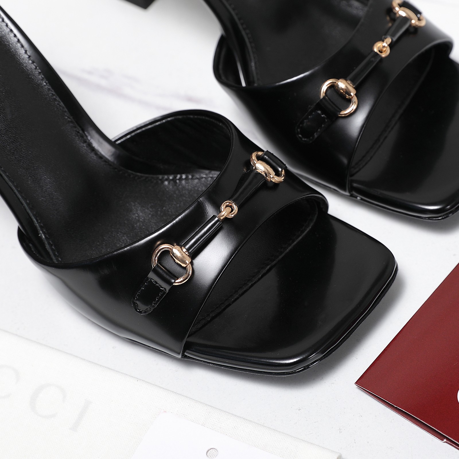 NO:487895,Top version Gucci 25S spring and summer new product High-heeled slippers G home reflects the sense of high quality, always convinces the capital. It looks quite simple style, but it is inexplicably high-end on the feet. It is very sexy and allows you to easily match it. The upper uses buckle-opened edge beads. The inner part uses imported sheepskin. The heel height is 8.5cm (customized by 40/41/42), high heels slippers, gucci, gucci, high heels, slippers, sheepskin19860909顶级版本  Gucci 25S春夏新品 高跟拖鞋 G家在体现高级感这块 总让人大写的服气 看起来蛮简单的款式 但上脚就莫名很高阶 非常性感 让你轻松搭配尽显各种风格 鞋面采用进扣开边珠 内里采用进口羊皮 意大利进口真皮底 跟高8.5cm Size35-42（40/41/42定制）,高跟鞋拖鞋,gucci,gucci,high heels,slippers,sheepskin,Women's Shoes