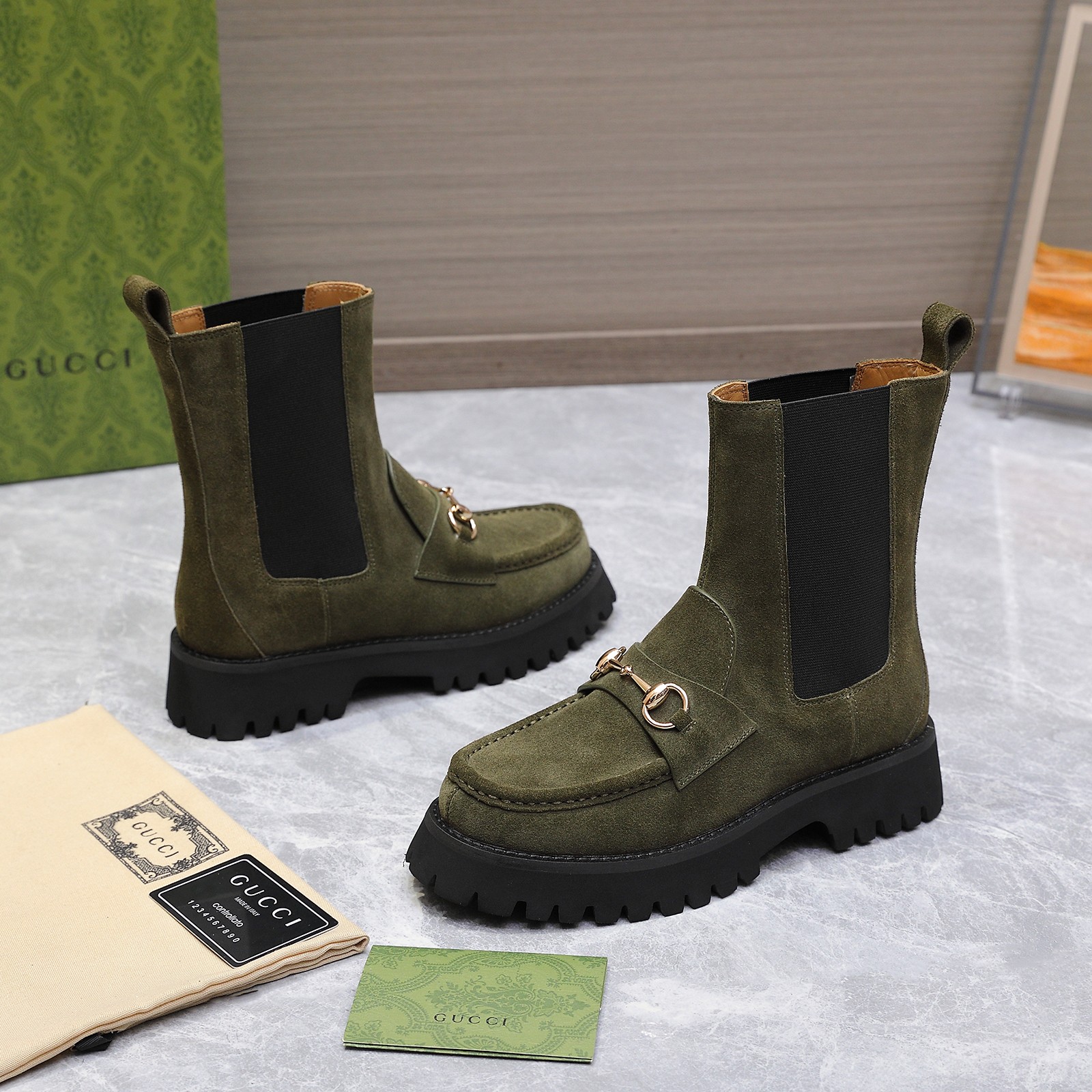 NO:486774,The latest hit GUCCI short boots, loafers, retro chain buckles, chubby head shape, very exquisite and full of detail. The thick sole can well modify the leg shape, invincible, thin and high-quality, everyone praises it~ the classic style will never go out of date!  People wear it every year~ The point is that it is really versatile, not picky about people, skin tone, feet, and match!  As always, there is no resistance to the things in the Gucci family. I planted this pair of loafers a long time ago. The style is also very good and versatile. The upper is high mercerized beef reverse velvet/imported top layer cowhide inner lambskin. The original open molded sole. Heel height is about 4cm. Size 35-42 (41 42 custom-made and not returned) Packaging original green packaging box, boots, gucci, loafers, boots, cowhide, sheepskin19860909最新爆款 GUCCI短靴 乐福鞋,复古链条扣 胖嘟嘟的头型 非常的精 致,细节感满满.厚鞋底能很好的修饰腿型,无敌 鼎瘦又品高,人见人夸～经典款永不过时！年年都有人穿～重点是它真的很百搭,不挑人、不挑肤色、不挑 脚,还不挑搭配！ 一如既往对gucci家的东西毫无抵抗力,很早之前就种 草了这双乐福鞋,版型也 很好看,很百搭. 鞋面高丝光牛反绒/进口头层牛皮 内里小羊皮 大底原版开模成型底 跟高4cm左右 尺码35-42（41 42定制不退货） 包装原版绿色包装盒,靴子,gucci,loafers,boots,cowhide,sheepskin,Women's Shoes