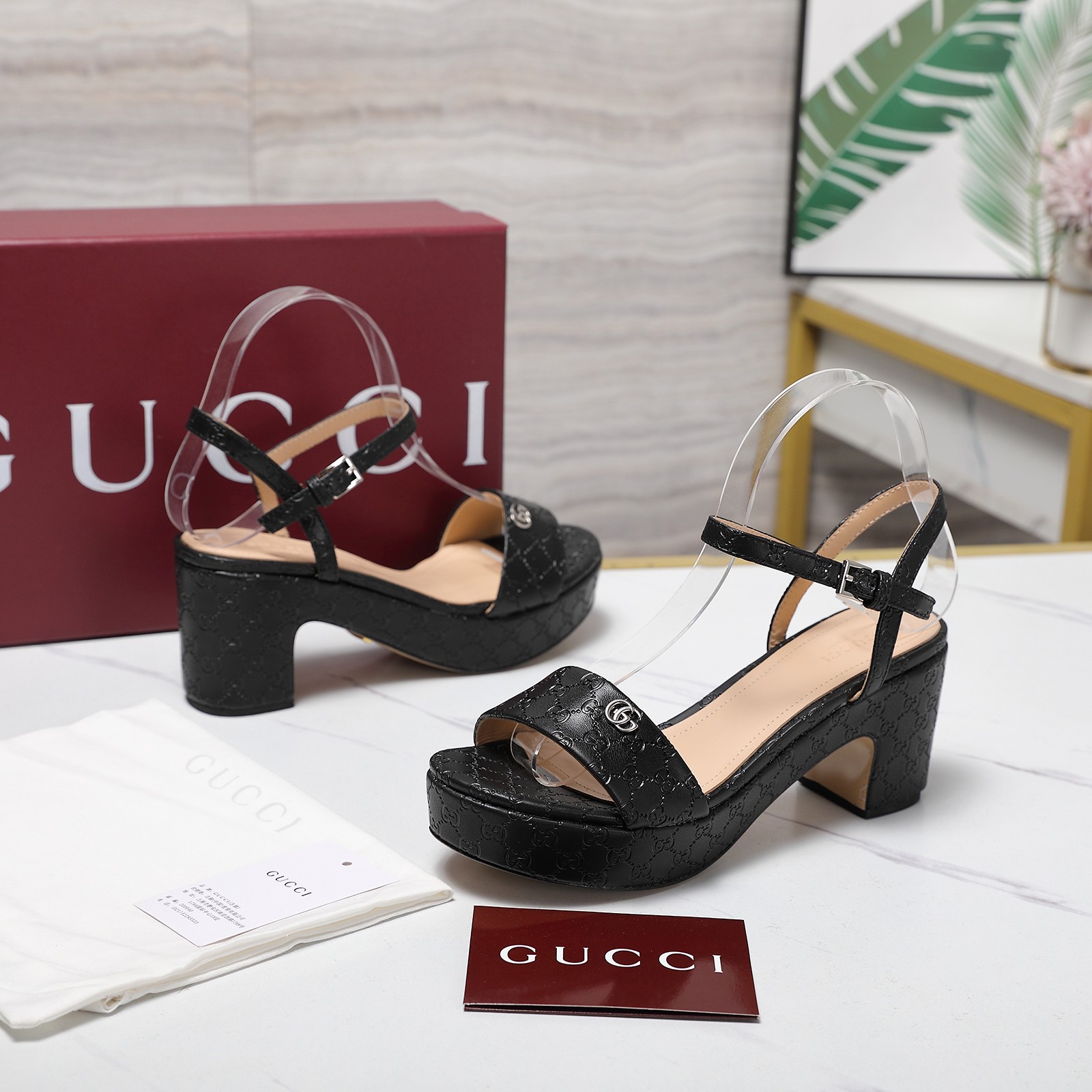 NO:487870,'Exclusive Top Version' Gucci Gu*chi 2025 Spring and Summer Latest Popular Sandal Series... [Wedge Sandals] Embossed series + double G buckle Original quality Original European style, the foot is perfectly worn with this shoe, elegant and elegant, crystal clear, no matter the material of various accessories, it is unique to the home, must be made from the original version, zero distance, the entire series is full of exciting and unexpected elements, the quality of different materials, the texture of the skin and the material performance of the skin, has a strong artistic atmosphere. The first choice for high-end customers to purchase. Only make high-end [material] The upper imported cowhide, the inner imported original imported sheepskin, the sole Italian leather outsole [water platform height] 2cm [heel height] 7cm [code number] 35-42 (customized models do not return or exchange without quality issues) [bag  Package】Configuration original packaging, high heels, sandals, gucci, sandals, high heels, cowhide, sheepskin, Leather soles19860909《独家顶级版本》 Gucci古*驰2025春夏最新爆款凉鞋系列……【坡跟凉鞋】 压纹系列+双G扣 原单品质 原汁原味的欧式风格,上脚非常完美穿搭上配此鞋,优雅大方,晶莹剔透,无论种各配件材质,都是家独一比一定制,必到做原版零距离,整系个列都充了满令兴人奋意和外的元结素合,不同材的质,肌的理面的料表现,具有极的浓艺术气息 供高端客户代购首选 只做高端【材质】 鞋面原版进口牛皮 内里原版进口羊皮 大底意大利真皮大底【水台高】 2cm【跟 高】7cm【码 数】35-42码（定制款非质量问题不退换）【包 装】配置原版包装,高跟鞋凉鞋,gucci,sandals,high heels,cowhide,sheepskin,Leather soles,Women's Shoes