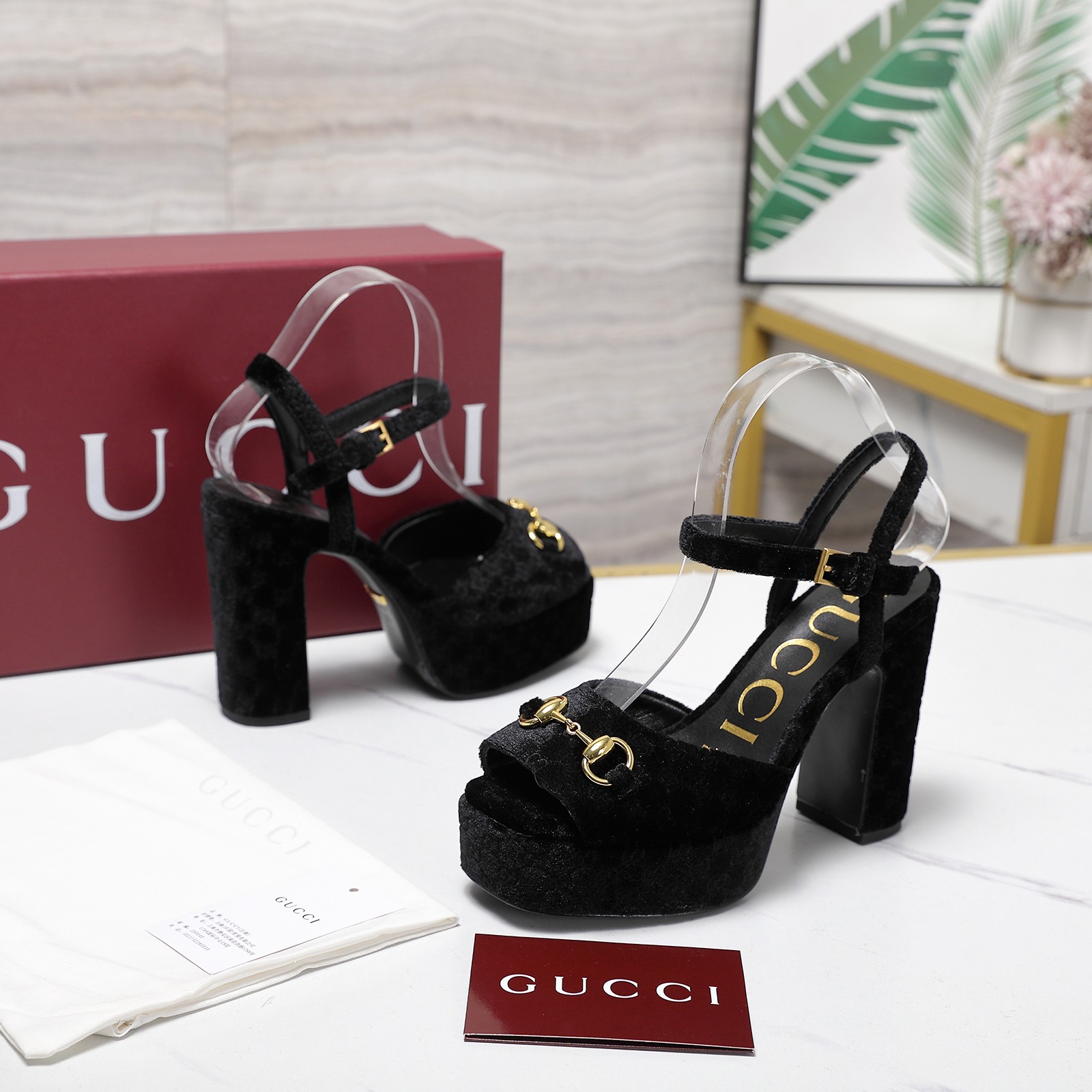 NO:487862,: 'Exclusive Top Version' Gucci Gu*chi 2025 Spring and Summer Latest Popular Sandal Series... [Round toe solid color water platform high heel fish mouth empty sandals] Double G diamond buckle original single quality Original European style, the foot is perfectly worn with this shoe, elegant and generous, crystal clear, no matter the material of various accessories, it is unique to home, must be made in the original version, zero distance, the entire series is full of exciting and uninterrupted elements, the quality of different materials, the texture of the skin, and the material performance of the skin has a strong artistic atmosphere... Upper: Customized velvet embossed Inner: Customized imported sheepskin Footpad: Customized imported sheepskin Outsole: Imported Italian leather outsole Heel height: 12cm. Water platform height 3CM Packaging: Original full package Size: 35-39 (34.40.41.42 Customized without return  Color: Official website synchronous 5 colors, high heels, sandals, gucci, sandals, high heels, sheepskin, Leather soles19860909: 《独家顶级版本》 Gucci古*驰2025春夏最新爆款凉鞋系列……【圆头纯色水台高跟鱼嘴后空凉鞋】 双G钻扣原单品质 原汁原味的欧式风格,上脚非常完美穿搭上配此鞋,优雅大方,晶莹剔透,无论种各配件材质,都是家独一比一定制,必到做原版零距离,整系个列都充了满令兴人奋意和外的元结素合,不同材的质,肌的理面的料表现,具有极的浓艺术气息…… 鞋面:定制丝绒压纹 内里:定制进口羊皮 垫脚:定制进口羊皮 大底:进口意大利真皮大底 跟高:12cm.水台高3CM 包装:原版全套包装 码数:35-39(34.40.41.42定制不退换 颜色:官网同步5色出,高跟鞋凉鞋,gucci,sandals,high heels,sheepskin,Leather soles,Women's Shoes