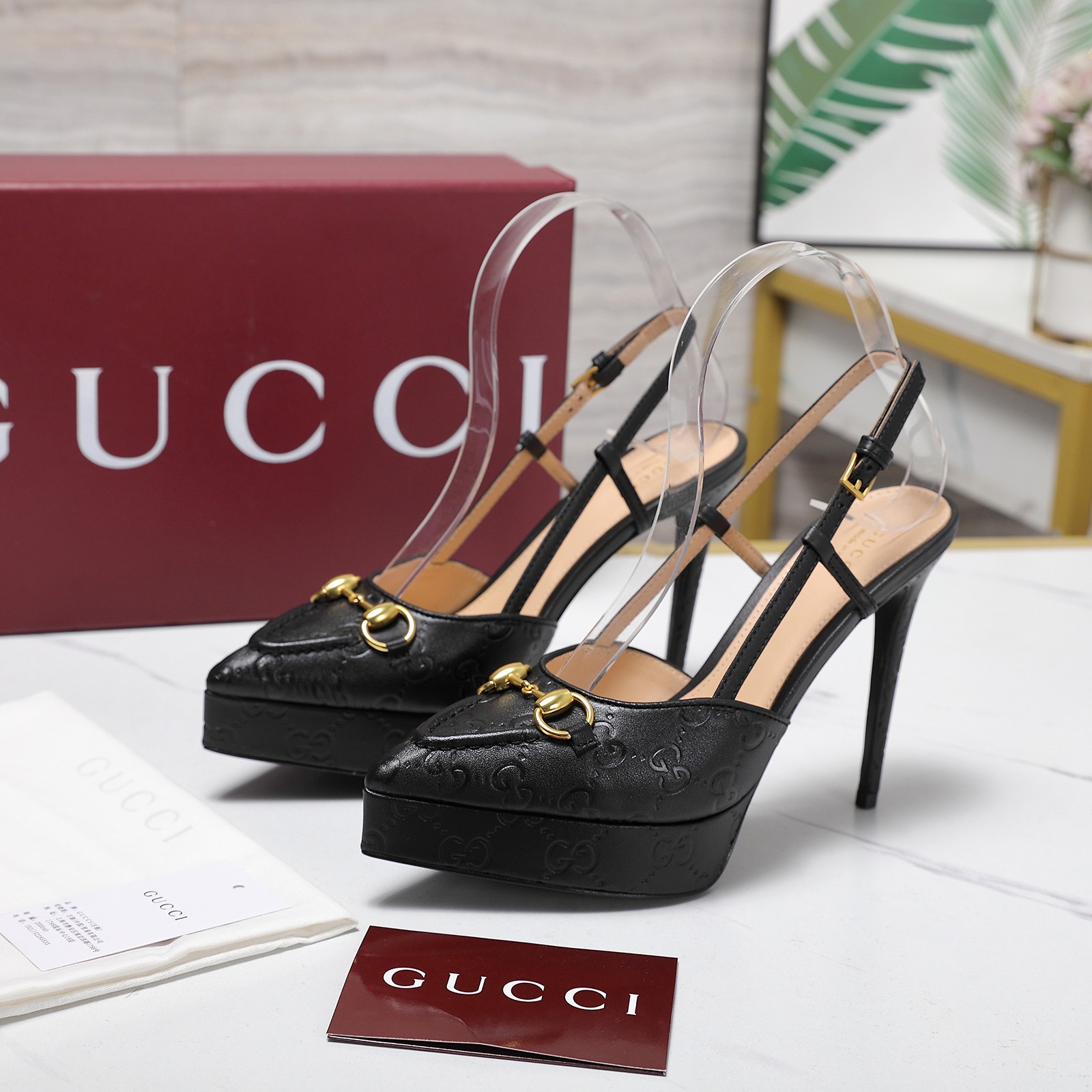 NO:487856,2025 counters are synchronized with new spring and summer models, ironing diamond series + embossed series Gucci 25S spring and summer new double G diamond chain buckle with sandals high heels Guccⅰ Classic women's shoes: original one-to-one development, carefully modified shoe last, fabric adopts original texture, imported sheepskin, with original board chain buckle that is so delicate that it is impeccable!  G-home reflects the sense of high-end, always convinces the capital. It looks quite simple style, but it is inexplicably high-end on the feet. It is very sexy and allows you to easily match it. It shows all kinds of styles. The upper is made of cowhide embossed chain fastener. The inner is imported sheepskin. The heel height is: 12cm water table 3cm size, 35-42 (40.41 42 customized) Packaging original red box packaging. Running price, high heels, gucci, gucci, sandals, high heels, cowhide, sheepskin198609092025专柜同步春夏新款 烫钻系列+压纹系列 Gucci 25S春夏新品双G钻链扣后带凉鞋高跟 Guccⅰ 经典女鞋:原版一比一开发,精心调制的鞋楦,面料采用原版质感.进口羊皮.配原板链条扣细腻到无可挑剔！ G家在体现高级感这块 总让人大写的服气 看起来蛮简单的款式 但上脚就莫名很高阶 非常性感 让你轻松搭配尽显各种风格 鞋面采用牛皮压花链条扣件 内里采用进口羊皮 意大利进口真皮底 跟高: 12cm 水台3cm 码数,35-42（40.41 42订做） 包装原版红盒包装 跑量价,高跟鞋凉鞋,gucci,gucci,sandals,high heels,cowhide,sheepskin,Women's Shoes