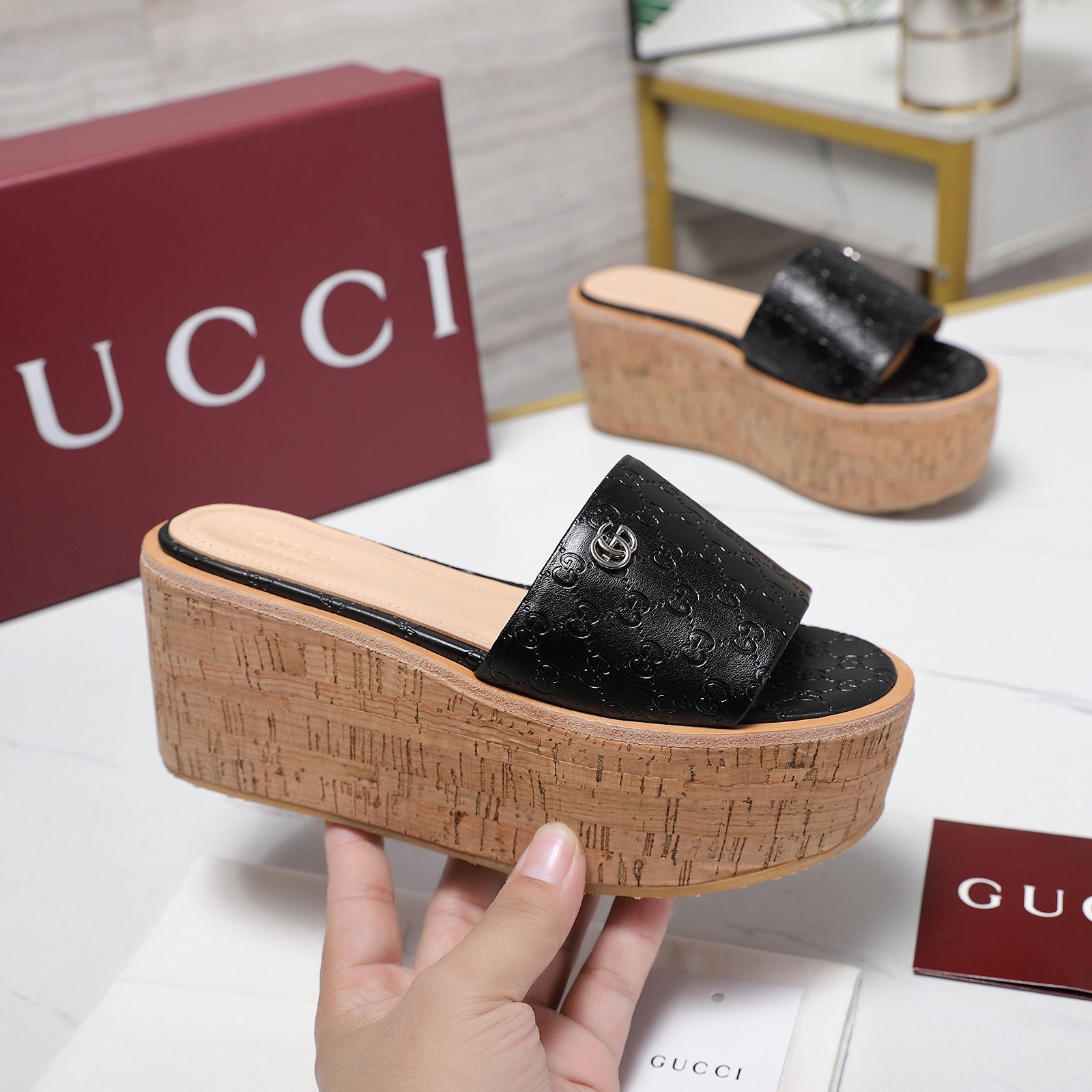 NO:487850,The highest version of GUCCi2025 Early Spring Series GG buckle + embossed leather slippers, thick-soled water table slope heel casual slippers, sandals, paired with double G diamond buckles, created as the brand's iconic symbol to create a stunning new interpretation of the work!  Original custom imported cowhide fabric imported cowhide inner imported cowhide heel height 8CM outsole Italian genuine leather outsole Size 35-42 (41 42 custom made without return) Price, slippers, gucci, sandals, slippers, cowhide, Leather soles19860909最高版本 GUCCi2025早春系列GG扣+压花皮面拖鞋 厚底水台坡跟休闲拖鞋 凉鞋 配双G钻扣作为品牌的标志性象征制作而成打造令人惊艳的作品焕新演绎！ 面料原版定制进口牛皮 内里进口牛皮 跟高8CM 大底意大利真皮大底 尺码35-42（41 42定做不退换） 价格,拖鞋,gucci,sandals,slippers,cowhide,Leather soles,Women's Shoes