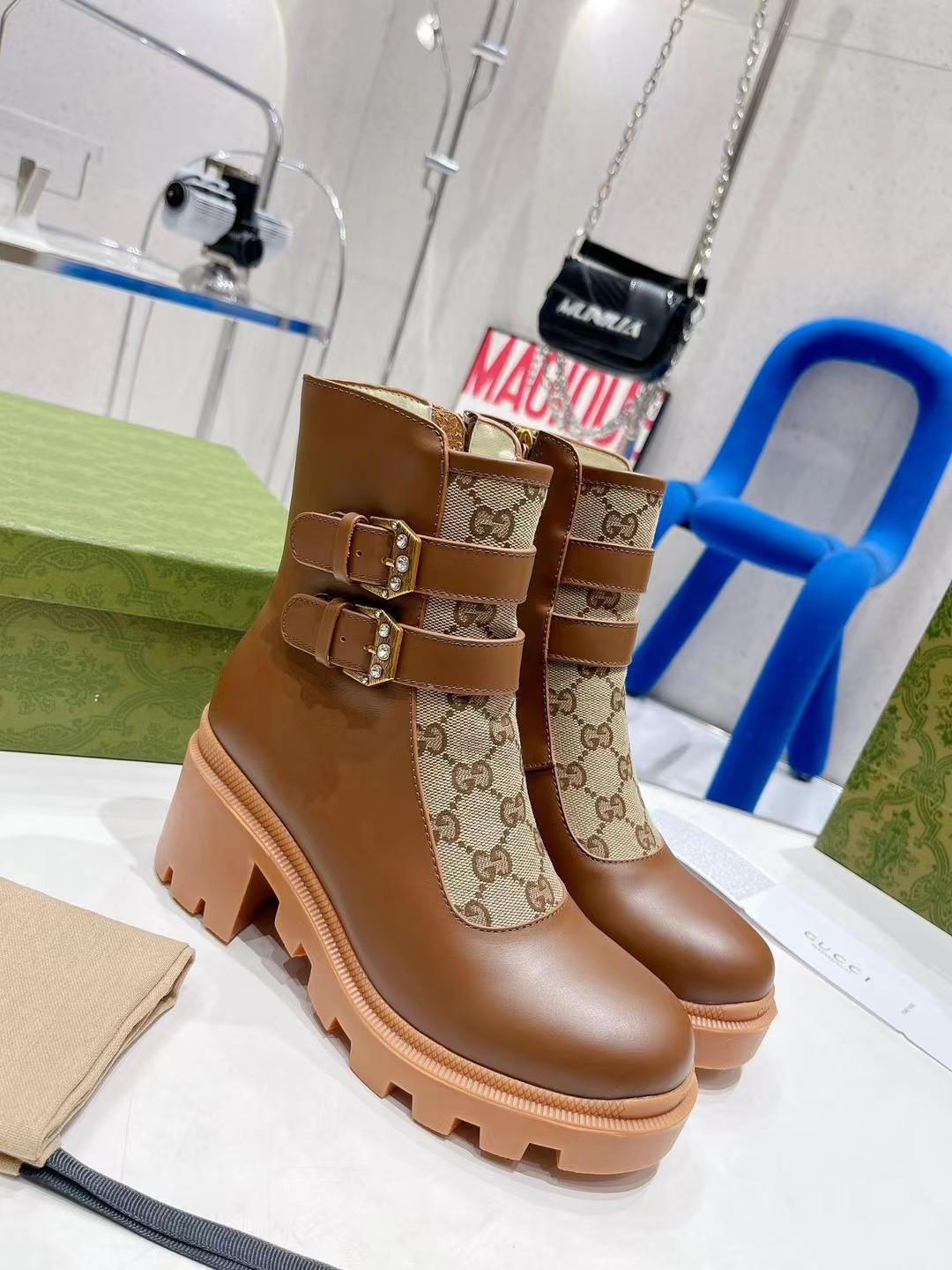 NO:487844,High-version GUCCI Gucci 2025 new Martin boots [retro double-ribbons with diamond buckles] Original mold opening disassembly and creates, all details of hardware are combined with the medieval style of mold opening, classic work, high-end and atmospheric... Fabric: Customized cowhide double G fabric color matching process Inner: Imported sheepskin Foot pad: Imported sheepskin Big sole: Original mold opening anti-slip molding bottom Heel height: 7cm front thickness 3cm Packaging: Original full package Number of sizes: 35-42 (41 42 customized without return) Price, boots, gucci, gucci, boots, cowhide, sheepskin19860909高版本 GUCCI古驰2025新款马丁靴【复古双带钻扣短靴】 原版开模拆卸打造,所有细节五金全部对版开模中古风格,经典之作,高端大气上档次……  面料:定制牛皮双G布料拼色工艺 内里:进口羊皮 垫脚:进口羊皮 大底:原版开模防滑成型底 跟高:7cm前厚3cm 包装:原版全套包装 码数:35-42（41 42定制不退换） 价格,靴子,gucci,gucci,boots,cowhide,sheepskin,Women's Shoes