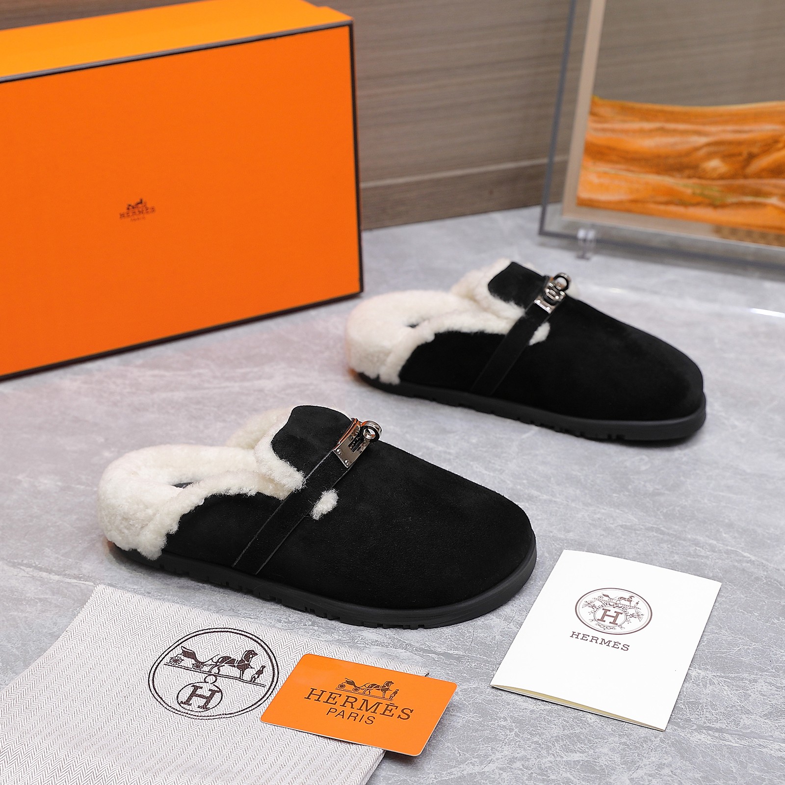 NO:490170,Top version!  Hermes Kelly buckle series Wool semi-slippers Original purchase and development Hermes Kelly buckle series Furry, cute, cloud-like feel, barefoot or paired with socks, all fashionable. The sole is the original molded tpu sole. The design is simple and smooth, creating a comfortable and casual look. The original custom imported lamb wool imported lamb wool inside. The sole is original molded rubber sole. Size: women's 34-42 men's shoes 38-45 men's, semi-dragged fur shoes, hermes, hermes, slippers, socks19860909顶级版本！ Hermes爱马仕Kelly扣系列 羊毛半拖鞋 原版购入开发 爱马仕Kelly扣系列 毛茸茸的 敲可爱的,踩云脚感,光脚或者搭配个袜子穿,都时髦的不行哦 鞋底是原版开模tpu鞋底 设计简约流畅,打造舒适休闲造型. 面料原版定制进口羊羔毛 内里进口羊羔毛 鞋底原版开模橡胶底 Size:女款34-42  男鞋38-45 男款,半拖毛毛鞋,hermes,hermes,slippers,socks,Women's Shoes