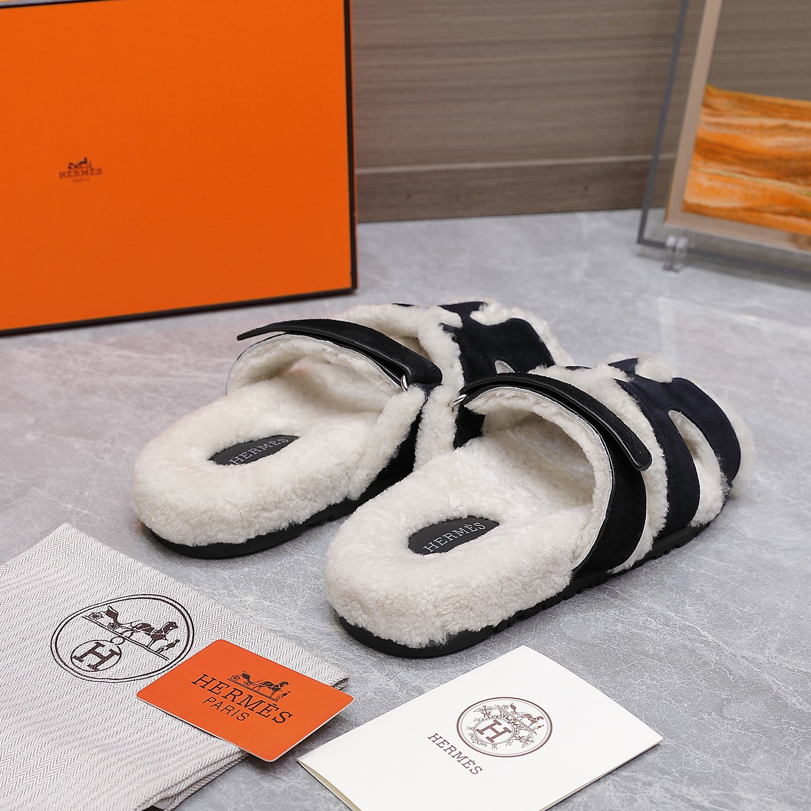 NO:489810,Top version imported granular hair G087* Hermes fur integrated roll cake Erjiu drag. This year, all fabrics are made of A+ fur integrated roll cake. Furry. Cute, cloud-like feel, barefoot or paired with socks. They are all fashionable. Original imported granular hair, inner wool, soles, original molded tpu sole (not ordinary rubber) Size women 35-41 (41 customization) No return or exchange Men's 40-44 (45-46 customization) No return or exchange Price women's style, men's style, fur shoes and slippers, hermes, slippers, socks19860909顶版进口颗粒毛 G087*爱马仕皮毛一体卷糕毛二舅拖 今年面料均选用A+皮毛一体卷糕毛 毛茸茸的 敲可爱的,踩云脚感,光脚或者搭配个袜子穿,都时髦的不行哦 面料原版进口颗粒毛 内里羊毛 鞋底原版开模tpu鞋底（非普通橡胶） 尺码女35-41（41定制）不退不换  男40-44（45-46定制）不退不换 价格女款 男款,毛毛鞋拖鞋,hermes,slippers,socks,Women's Shoes