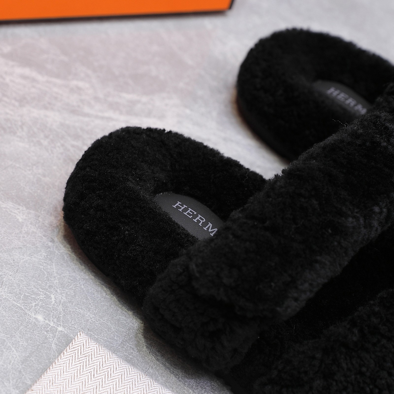 NO:490160,Top version imported granular hair G087* Hermes fur integrated roll cake Erjiu drag. This year, all fabrics are made of A+ fur integrated roll cake. Furry. Cute, cloud-like feel, barefoot or paired with socks. They are all fashionable. Original imported granular hair, inner wool, soles, original molded tpu sole (not ordinary rubber) Size women 35-41 (41 customization) No return or exchange Men's 40-44 (45-46 customization) No return or exchange Price women's style, men's style, fur shoes and slippers, hermes, slippers, socks19860909顶版进口颗粒毛 G087*爱马仕皮毛一体卷糕毛二舅拖 今年面料均选用A+皮毛一体卷糕毛 毛茸茸的 敲可爱的,踩云脚感,光脚或者搭配个袜子穿,都时髦的不行哦 面料原版进口颗粒毛 内里羊毛 鞋底原版开模tpu鞋底（非普通橡胶） 尺码女35-41（41定制）不退不换  男40-44（45-46定制）不退不换 价格女款 男款,毛毛鞋拖鞋,hermes,slippers,socks,Women's Shoes