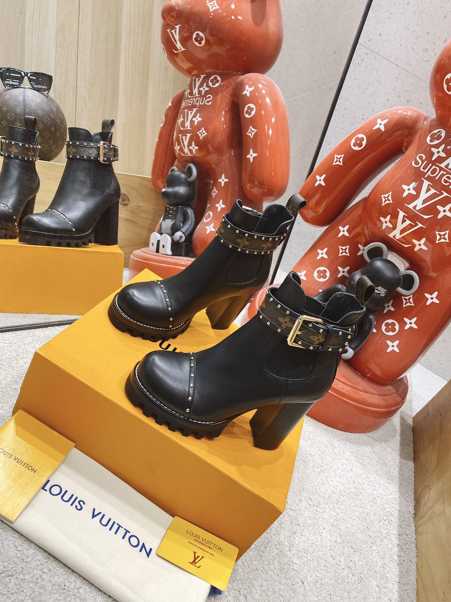 NO:493869,Top version of [Louis Vuitton] LV classic knight boots, 2025 autumn and winter upgrade new colors. This strap knight sand boots are also the main item of the counter. Every year, they change colors and materials to interpret the theme of each season!  The splicing of glossy cowhide and suede cowhide and monogtam prescription cloth presents more exquisite texture and details!  The shoelaces are pure cowhide cut, delicate and slightly rough and handsome!  It has a thick bottom and a high top, a delicate shoe body, and a super long leg. It is a depressing styling artifact!  Heel height 9CM water platform 2.5CM digits 35-41 (41 custom made without return) Price, boots, louis vuitton, louis vuitton, boots, cowhide19860909顶级版【Louis Vuitton】LV经典骑士靴 2025秋冬升级新色 此款绑带骑士沙地靴也是专柜当家单品 每年都会换着颜色和材质来演绎每一季的主题！ 鞋面光面牛皮和绒面牛皮以及monogtam老花布的拼接,呈现更多精致的质感和细节！鞋带纯牛皮裁切,细腻中有略带粗犷帅性！ 底厚帮高,鞋身很秀气,超级显腿长的单品,妥妥一枚凹造型神器！ 跟高9CM 水台2.5CM 码数35-41（41订做不退换） 价格,靴子,louis vuitton,louis vuitton,boots,cowhide,Women's Shoes