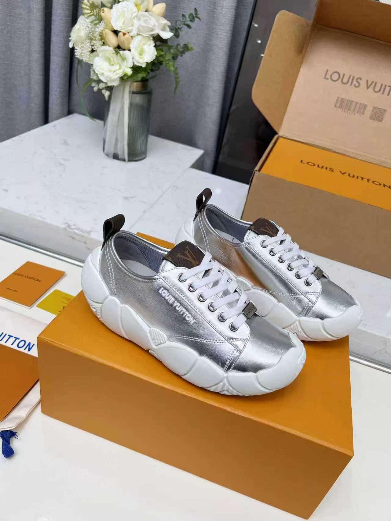 NO:493849,(Official website synchronous box packaging) Louis Vuitton 25 models LV Louis Vuitton autumn and winter new thick-soled white shoes casual shoes are cute and age-reducing. They are not afraid of making their legs look short. When worn, they look thin and straight. They are super recommended!  Simple and easy to match makes your legs look long!  Full texture, clear texture and shiny. The shoe uses soft cowhide leather to create a soft upper, combined with a thick but light rubber outsole, interpreting the trendy style of both hardness and softness. The LV Circle logo embellishes the upper, the Louis Vuitton logo sits on the back of the outsole, and the Vuitton logo incorporates the sole embossed texture!  Rubber outsole is decorated with Louis Vuitton logo. Sole embossed with Vuitton logo. Imported calfskin in upper. Inner sheepskin. Outsole Tpu original material. Size35-41. Packaging original aircraft box. Price, casual shoes/sports shoes. Louis vuitton, louis vuitton, louis vuitton, sneakers, cowhide, sheepskin.19860909（官网同步盒包装） Louis Vuitton 25款LV 路易威登秋冬新厚底小白鞋 休闲鞋 可爱十足非常减龄,完全不害怕显腿短,穿上后显得腿又瘦又直,超级推荐！ 简约好搭超显腿长！质感满满,纹理清晰,有光泽. 鞋以柔软牛皮革塑造柔美鞋面,结合厚实而不失轻盈的橡胶外底,诠释刚柔并济的潮流格调. LV Circle 标识点缀鞋面,路易威登标识栖身外底后侧,Vuitton 标识融入鞋底凸纹纹理！ 橡胶外底饰有路易威登标识 鞋底凸纹饰有 Vuitton 标识 鞋面进口小牛皮 内里羊皮 大底Tpu原版材料 Size35-41 包装原版飞机盒 价格,休闲鞋/运动鞋,louis vuitton,louis vuitton,louis vuitton,sneakers,cowhide,sheepskin,Women's Shoes