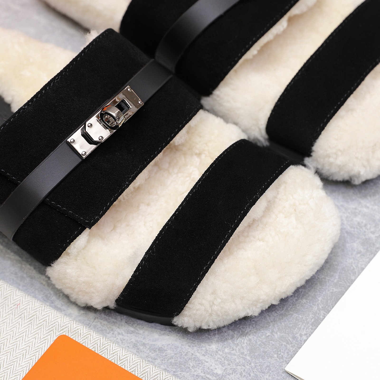 NO:493835,: 'Exclusive Top Version' H*erms 2025vs Autumn latest official website synchronizes the new beach wool drag series... [Color-patched beach thick-soled hair drag] My family buys zp mold opening, adjusts last to ship, basically the same as zp. The feet are invincible and delicate, modify the foot shape, very simple and atmospheric, and they are also very elegant when paired with skirts and pants in spring and summer... Fabric: Original custom cowhide pure wool color matching Inner: Original custom pure wool foot pad: Original custom pure wool water table Outsole: Original mold opening anti-slip bottom Packaging: Original full package Size: 35-39 (40 customization without return and exchange) Color: Official website synchronous update, fur shoes and slippers, slippers, skirts, cowhide19860909: 《独家顶级版本》 H家H*erms 2025vs秋季最新官网同步新款沙滩毛拖系列……【拼色沙滩厚底毛拖】我家都是购入zp开模 调楦出货,跟zp基本上无差 上脚无敌秀气,修饰脚型,非常简约大气,春夏搭配裙子裤子也很气质…… 面料:原版定制牛皮纯羊毛拼色 内里:原版定制纯羊毛 垫脚:原版定制纯羊毛包水台 大底:原版开模防滑底 包装:原版全套包装 码数:35-39（40定制不退换） 颜色:官网同步更新,毛毛鞋拖鞋,slippers,skirts,cowhide,Women's Shoes