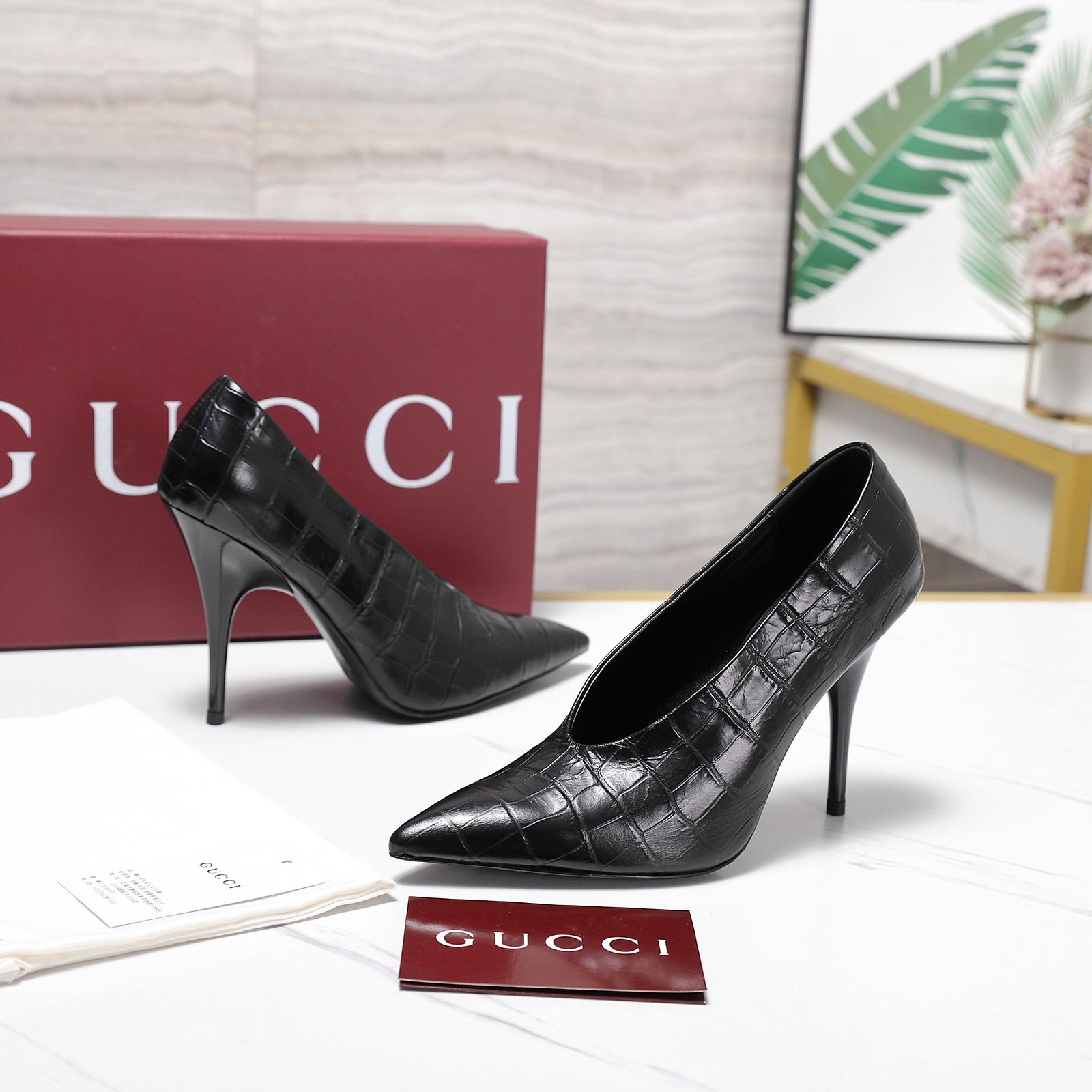 NO:493886,The highest version of Gucci!  ／2025 summer new autumn shoes, purchasing level, top quality!  The original version is purchased with a top replica of 1:1!  The material is the same as the Y version, quite textured, and you can compare ZG without any gap. This high-heeled sandal has now become a classic brand item. The chain diamond buckle is inspired by the abbreviation of Mr. GuccioGucci's name, the chain diamond buckle, injects brand connotation into this shoe.·The brand uses different weaving patterns and colors to inject modern essence into classic slippers. It is so classic with chain diamond inlaid. The fabric is imported stone calfskin. The inner is imported sheepskin. Heel height is 10.5Cm. Outsole Italian leather outsole. Size 35-41 (customized for 41.42) Full set of original packaging!  Price, high heels, single shoes, gucci, sandals, high heels, slippers, cowhide, sheepskin, Leather soles19860909Gucci最高版本！ ／2025夏季新款秋鞋 代购级别,顶级品质！ 原版购入1:1顶级复刻！ 材质和Y版一致 相当有质感 可以对比ZG无差距 这款高跟凉鞋现已成为品牌经典单品,灵感源自GuccioGucci先生姓名首字母缩写的典藏元素链条钻扣为这款鞋履注入品牌内涵.·品牌运用不同织纹和配色在经典拖鞋中注入现代精髓.搭配上链条镶钻饰简直太经典了. 面料进口石头纹小牛皮 内里进口羊皮里 跟高10.5Cm 大底意大利真皮大底. 码数35-41（41.42定做） 全套原版包装！ 价格,高跟鞋单鞋,gucci,sandals,high heels,slippers,cowhide,sheepskin,Leather soles,Women's Shoes
