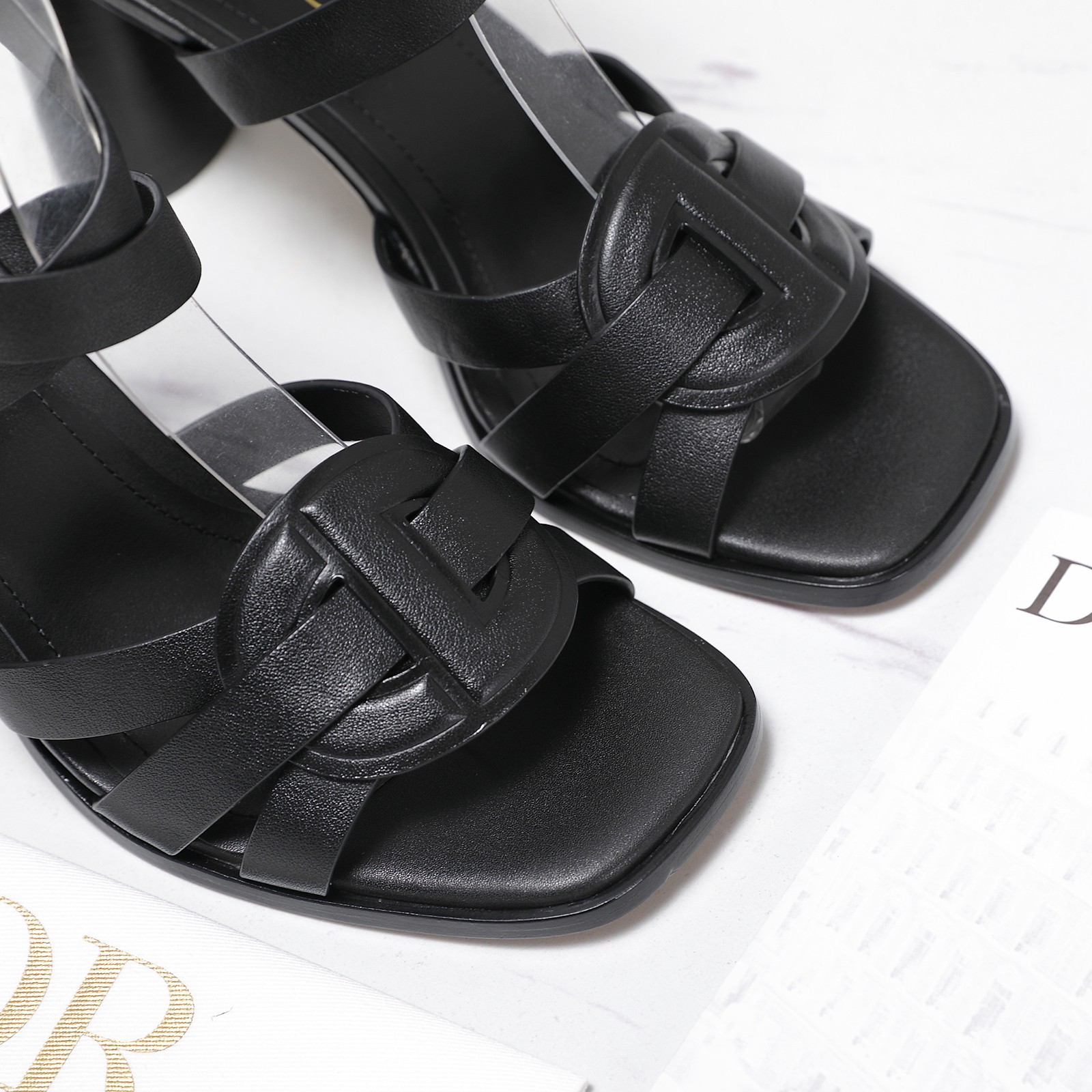 NO:493880,Dior 25ss summer high-end new pig cage sandals. Simple and super versatile. It is perfect and luxurious to wear with spring and summer clothing. The foot feels even more comfortable!  The original material is perfectly replicated. The original disassembled mold is detached. The original fabric is customized cowhide. The inner lining is customized sheepskin. The foot pad is customized sheepskin. Outsole Italian leather outsole. Heel height 8cm. The original packaging is full set of sizes 35-40 (can be customized for 41). Price, high heels, dior, dior, sandals, high heels, cowhide, sheepskin, Leather soles19860909Dior 迪奥 25ss 夏季高版本新款猪笼凉鞋. 简约超级百搭. 上脚完美奢华可任意搭配春夏服饰. 脚感更是舒适！材质原版完美复刻. 原版拆解开模. 面料原版定制牛皮 内里原版定制羊皮 垫脚原版定制羊皮 大底意大利真皮大底 跟高8cm 包装原版全套包装 码数35-40（可定做41） 价格,高跟鞋凉鞋,dior,dior,sandals,high heels,cowhide,sheepskin,Leather soles,Women's Shoes