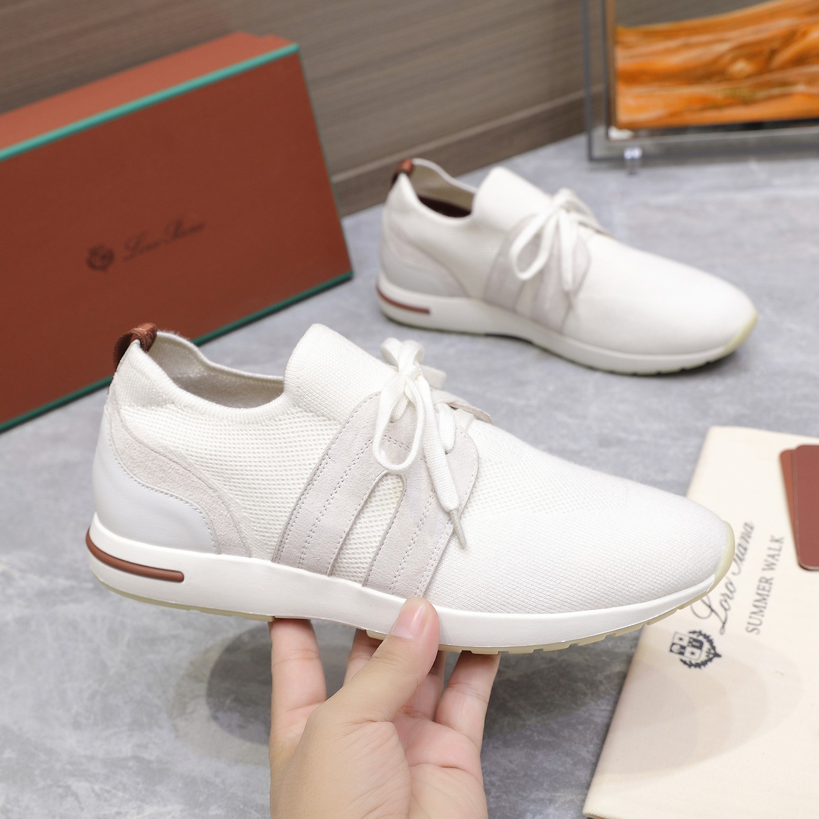 NO:493874,LP lady Flexy Walk sneakers. This Wish knitted wool sneakers are made of very complex unique craftsmanship. Light and comfortable, perfect for relaxing or creating a casual urban style. Wish is a fine wool selected from the merinos of Australia and New Zealand. Upper wool fly knitted Sole Lightweight high-tech sole The heel has a Kummel salad ring and the Loro Piana logo Lightweight white rubber sole with Kummel color inserts and Loro Piana acronym embossed upper material composition 95 wool cutter, 5 polyester, trim cowhide Size 35-42 39-46 Adapt to season and autumn Recommended with casual suits, sports suits Running price  Men's +10, casual shoes/sports shoes, loro piana, loro piana, sneakers, cowhide19860909LP lady Flexy Walk 运动鞋.这款 Wish 针织羊毛运动鞋采用非常复杂的独特工艺制成.轻盈舒适,非常适合闲暇放松时穿着,或打造休闲都市风. Wish 是一种精细羊毛,精选自澳大利亚和新西兰的美利奴羊. 鞋面羊毛飞织 鞋底轻便高科技鞋底 鞋跟带有 Kummel 色拉环并带有 Loro Piana 标识 轻盈的白色橡胶鞋底饰以 Kummel 色嵌片和 Loro Piana 首字母缩写凸纹 鞋面材料成分95 初剪羊毛、5 聚酯纤维 修饰 牛皮 码数女码35-42 男码39-46 适应季节秋季 推荐搭配休闲套装,运动套装 跑量价 男款＋10,休闲鞋/运动鞋,loro piana,loro piana,sneakers,cowhide,Women's Shoes