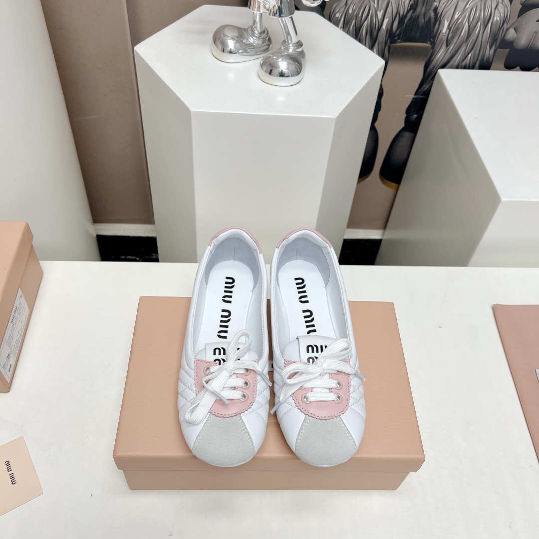 NO:493862,'Exclusive Top Version' Miao Miumiu vs Spring and Summer New Casual Shoes Series... The counter focuses on the latest models, and the newest casual white shoes are available in the newest. Purchase level!  Full of high-end feeling!  A popular model from domestic and foreign bloggers, retro and fashionable, beautiful!  The official website is the main model of the official website ★ New casual shoes thick-soled white shoes!! Simple grating design, very recognizable tongue, super sunny and youthful on the feet! A girly taste, can make casual shoes so sweet, only M can do it, the aura of the foot is enough, freely matched, long skirts, shorts, and casual series can all wear a unique style, the age-reducing effect is very obvious, noble temperament and versatile, fresh summer colors... Fabric custom original cowhide custom original sheepskin footbed custom original sheepskin broadsole original mold opening anti-slip molding sole packaging original full set of packaging Size 35-41 (41 customization) Color official website synchronized 8 colors, casual shoes/sports shoes, miumiu, sneakers, skirts, shorts, cowhide, sheepskin19860909《独家顶级版本》 缪缪miumiu vs春夏新款休闲鞋系列……  专柜主打最新款 休闲小白鞋硬货上新  代购级别！高级感十足！国内外博主刷爆的一款,复古又时髦上脚美炸了！官网主推款★ 新款休闲鞋厚底小白鞋!!简约的格板设计,极具辨识度的鞋舌,上脚超级阳光青春! 少女味一足,能把休闲鞋打造的如此甜美,只有M才能做到了,上脚气场一足,随意搭配,长裙,短裙,短裤,休闲系列都能穿出与众不同的风格,减龄效果非常明显,高贵气质百搭型,清新的夏季色彩……  面料定制原版牛皮 内里定制原版羊皮 垫脚定制原版羊皮 大底原版开模防滑成型底 包装原版全套包装 码数35-41（41定制） 颜色官网同步8色出,休闲鞋/运动鞋,miumiu,sneakers,skirts,shorts,cowhide,sheepskin,Women's Shoes