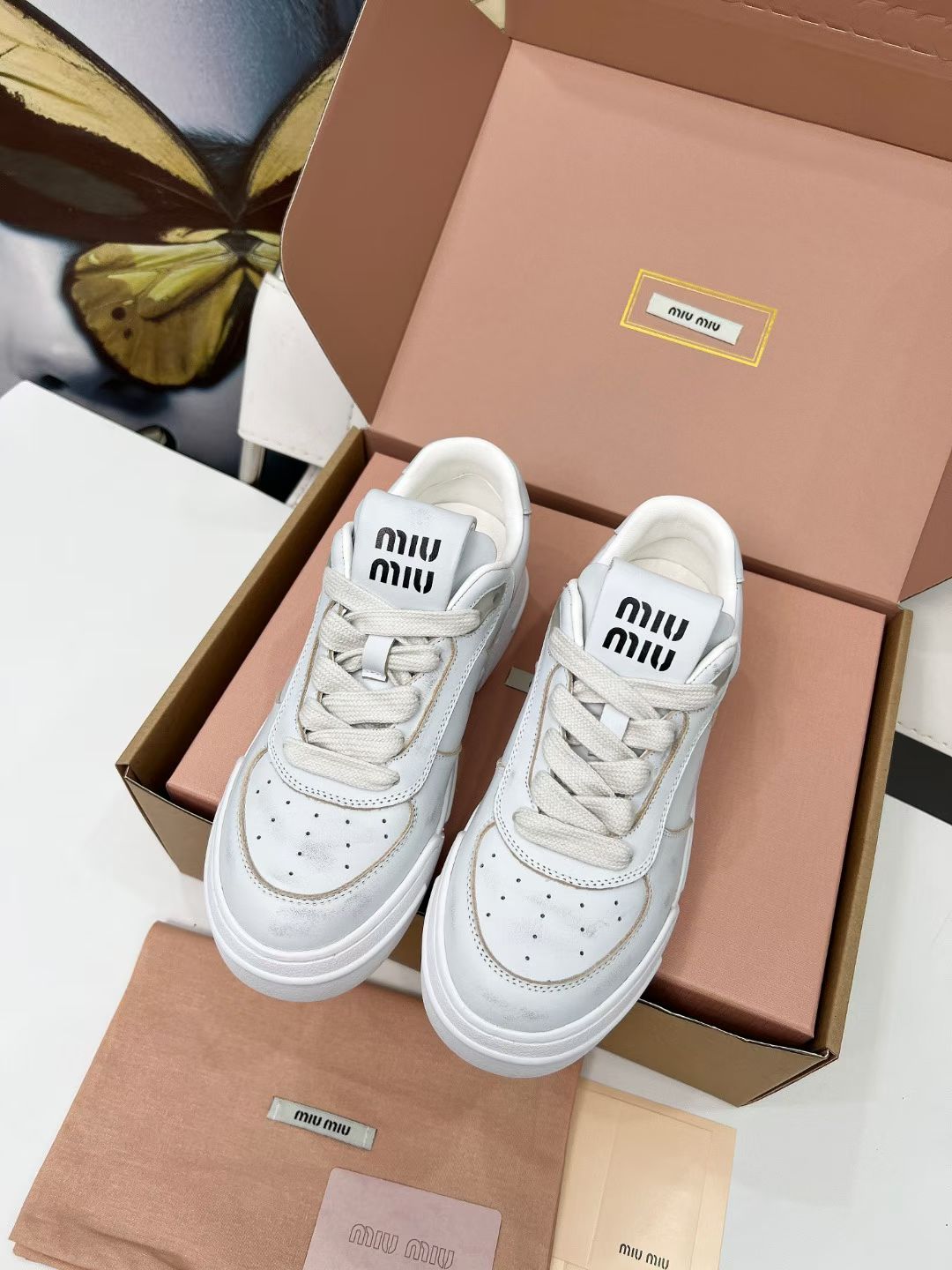 NO:493848,Exclusive top version》Miumiu Miumiu 2025vs latest hot casual shoes series... [Cookie shoes, casual shoes] Miumiu latest hot avant-garde and bold design, Miu Miu style is integrated into the simple lines of this thick-soled flat sneaker, the chic logo is decorated on the tongue and back of the shoe, embellished with retro design, adding iconic elements!  Thick sole design defines avant-garde modern style. Customized fabric original cowhide. Customized inner sheepskin. Customized foot pads. Injection molding. Large sole original mold opening and anti-slip molding. Packaging. Full set of packaging. Size 35-40 (34 41 customized). Color official website synchronous update. Running price, casual shoes/sports shoes, miumiu, sneakers, cowhide, sheepskin.19860909独家顶级版本》 缪缪miumiu 2025vs最新爆款休闲鞋系列……【饼干鞋 休闲鞋】  miumiu最新爆款 前卫大胆的设计,Miu Miu风格融于此款厚底平板运动鞋的简约线条, 别致徽标饰于鞋舌与背面,点缀复古设计,平添标志性元素！厚底设计定义前卫的现代风格 面料定制原版牛皮 内里定制原版羊皮 垫脚定制注塑成型 大底原版开模防滑成型底 包装原版全套包装 码数35-40（34 41定制） 颜色官网同步更新 跑量价,休闲鞋/运动鞋,miumiu,sneakers,cowhide,sheepskin,Women's Shoes