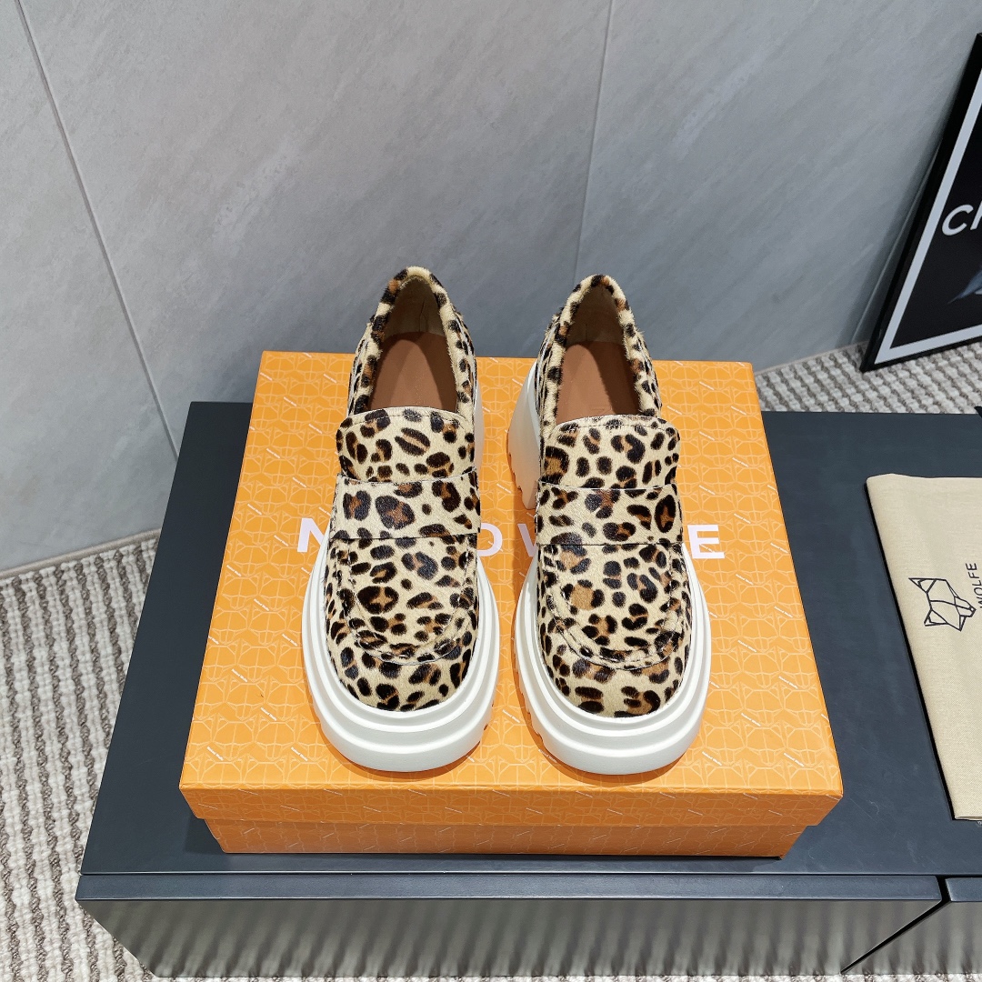 NO:493841,: 'Exclusive Top Version' nakedwolf*25vs latest casual shoe series for summer... [Sponge cake thick-soled loafers] nakedwolf*e Nedwolf is a London fashion designer brand. It is well-known for its wolf head. It is famous for its thick and crisp design. It is committed to creating bold and avant-garde shoes. This fashion boot is the master of the Naedwolf family. The original mold is opened, and the details are restored 1:1... Upper: Original custom head leather Inner: Custom sheepskin Foot pad: Custom sheepskin Outsole: Custom rubber sole Heel height: 6.5cm Size: 35-39 (40.41 custom-made no return) Packaging: Original full set of packaging Color: Official synchronous update, loafers, boots, cowhide, sheepskin19860909:《独家顶级版本》 nakedwolf*25vs夏季最新休闲鞋系列……【松糕厚底乐福鞋】 nakedwolf*e 耐德·沃夫是一家伦敦时装设计师品牌,狼头的知名标识,在奢侈品界享有盛誉,以厚实而挺括的设计著称,致力于打造大胆前卫的鞋履,这一款时装靴更是耐得·沃夫家族中的集大成者,原版开模,1:1细节还原…… 鞋面:原版定制头层牛皮 内里:定制羊皮 垫脚:定制羊皮 大底:定制橡胶底 跟高:6.5cm 码数:35-39（40.41定制不退换） 包装:原版全套包装 颜色:官方同步更新,乐福鞋,loafers,boots,cowhide,sheepskin,Women's Shoes