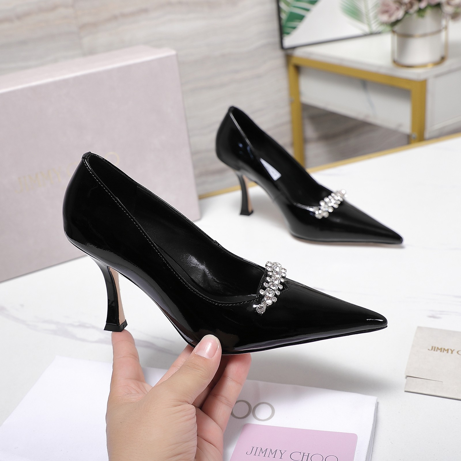 NO:493855,The highest version Jimmy Choo｜Jimmy Zhou’s classic spring and summer hot lace rhinestone chain high heels - a super fairy style!  It's so beautiful that it's breathtaking!  Lace gives people a mysterious feeling, hazy and unsightly. Whether it is a clothes or a skirt, it is worn on a woman. The little sexy is faintly visible, very dreamy and romantic, playful and cute, full of temperament, and yet fashionable and modern, revealing a hint of elegant charm!  The rhinestones outline the charming curve on the insteps of the feet, which is simply beautiful. It surrounds the fairy spirit with 360 degrees, gorgeous and not exaggerated!  !  JC's shoes satisfy all girls' fantasies about high heels. They have both a girlish feel and can also wear them to look like goddesses!  Go material The upper is made of original custom ox patent leather, inner foot pad, pearlescent sheepskin original Italian leather outsole Heel height 9 cm Size 35-42 (41 /42 custom made without return) Price, high heels, jimmy choo, jimmy choo, high heels, skirts, sheepskin, Leather soles19860909最高版本 Jimmy Choo｜吉米周经典春夏爆款蕾丝 水钻链条高跟鞋 -超级仙的一款啊！美得让人窒息！ 蕾丝给人以一种很神秘的感觉 朦胧看不清 不管是衣服还是裙子 穿在女人身上 若隐若现的小性感 很梦幻很浪漫 俏皮可爱,气质十足 又不失时尚现代感 透出丝丝优雅魅力！ 水钻在脚背勾勒迷人的弧度 简直美爆了 360度环绕仙气感 华丽又不浮夸！！ JC的这款鞋满足了女生对高跟鞋的所有幻想 既有少女感 也可以穿出女神范！ Go 材质 鞋面采用原版定制牛漆皮 内里垫脚粒面珠光羊皮里 原版意大利真皮大底 跟高 9厘米 码数 35-42（ 41 /42定做不退换） 价格,高跟鞋单鞋,jimmy choo,jimmy choo,high heels,skirts,sheepskin,Leather soles,Women's Shoes