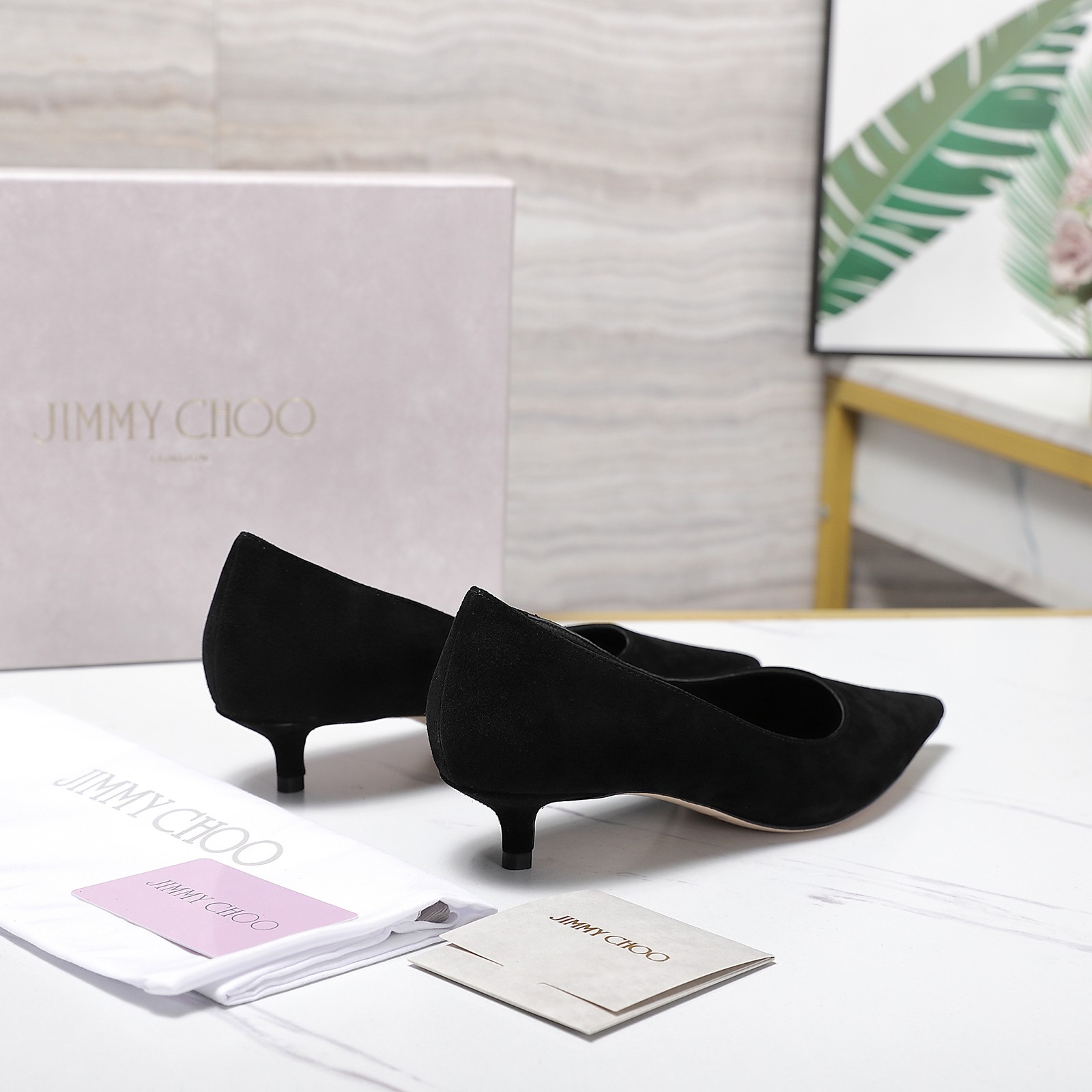 NO:493846,Jimmy Choo/Jimmy Zhou classic diamond chain Pointed toe Mary Jane single shoes ———————————————— Perfect last, beautiful so beautiful that you can't take your eyes off the line. The shoe shape is very delicate, not too narrow and long, the interior space is very sufficient, allowing the toes to relax enough, the rhinestone outlines the charming curve on the instep, it is simply beautiful, 360 degrees surrounding the fairy spirit, gorgeous and not exaggerated!  !  The fabric is made of original custom material/sequins. The inside tiptoe is all imported sheepskin. Customized A-grade Italian genuine leather sole. Heel height 3.5cm Size35-42 (customized on 41/42), high heels single shoes, jimmy choo, jimmy choo, mary jane, high heels, sheepskin19860909Jimmy Choo/吉米周经典钻石链条 尖头玛丽珍单鞋 ————————————— 完美楦型 美到移不开视线 鞋型做的非常秀气 不会过分窄长 内部空间很足 让脚趾能足够的放松 水钻在脚背勾勒迷人的弧度 简直美爆了 360度环绕仙气感 华丽又不浮夸！！ 面料采用原版定制材质/亮片 内里踮脚均为进口羊皮 定制A级意大利真皮底  跟高3.5cm Size35-42（41/42定制）,高跟鞋单鞋,jimmy choo,jimmy choo,mary jane,high heels,sheepskin,Women's Shoes