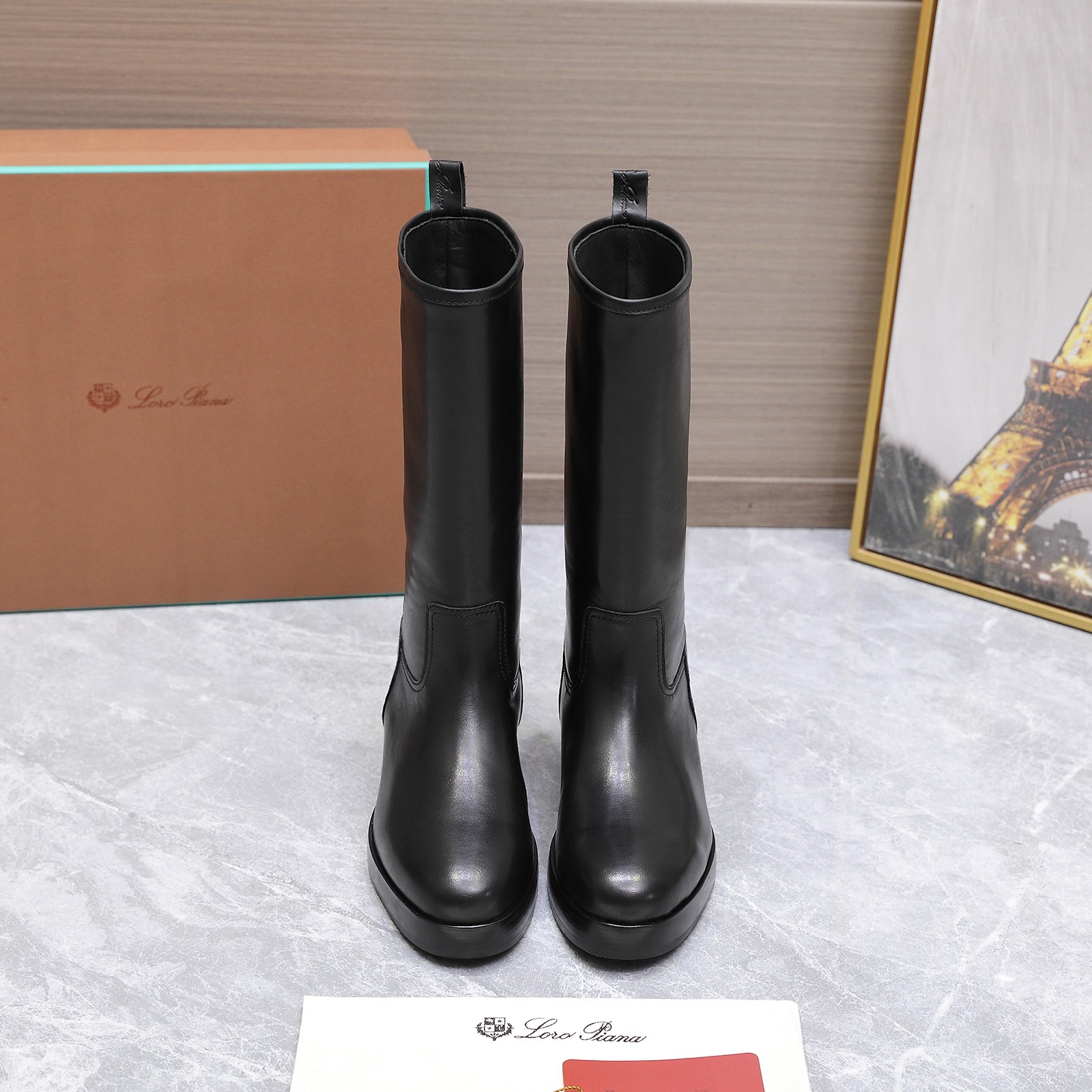 NO:534430,Purchase grade Loro Piana LP 55s autumn and winter new Kilda boots This iconic boot is made of imported calf leather, giving it a simple and unique retro beauty. The casual and exquisite style is suitable for both urban style and relaxing weekend outfits. The sole is Loro Piana anti-slip rubber sole + layered leather edge + genuine leather edge strip. Cowhide lining, heel strip imprinted LOGO engraved with brand logo. Integrated rubber sole in the same color, rubber sole with anti-slip LP details!  Original custom calf leather, inner foot pad cowhide, original open molded rubber outsole, size 35-39 (40.41 custom made without return) Price, boots, loro piana, loro piana, boots, cowhide19860909代购级 Loro Piana 诺悠翩雅 LP 55s秋冬新款 Kilda长靴 这款标志性长靴采用进口小牛皮材质,赋予其质朴而独特的复古美感.休闲而精致的款式既适合都市造型,也适合轻松的周末装扮.鞋底为Loro Piana防滑橡胶底+层皮包边+真皮沿条.牛皮衬里 后跟条压印LOGO 镌刻品牌徽标 一体式同色系橡胶鞋底橡胶鞋底,带防滑LP细节！ 鞋面原版定制小牛皮 内里垫脚牛皮 鞋底原版开模橡胶大底 码数35-39（40.41定做不退换） 价格,靴子,loro piana,loro piana,boots,cowhide,Women's Shoes