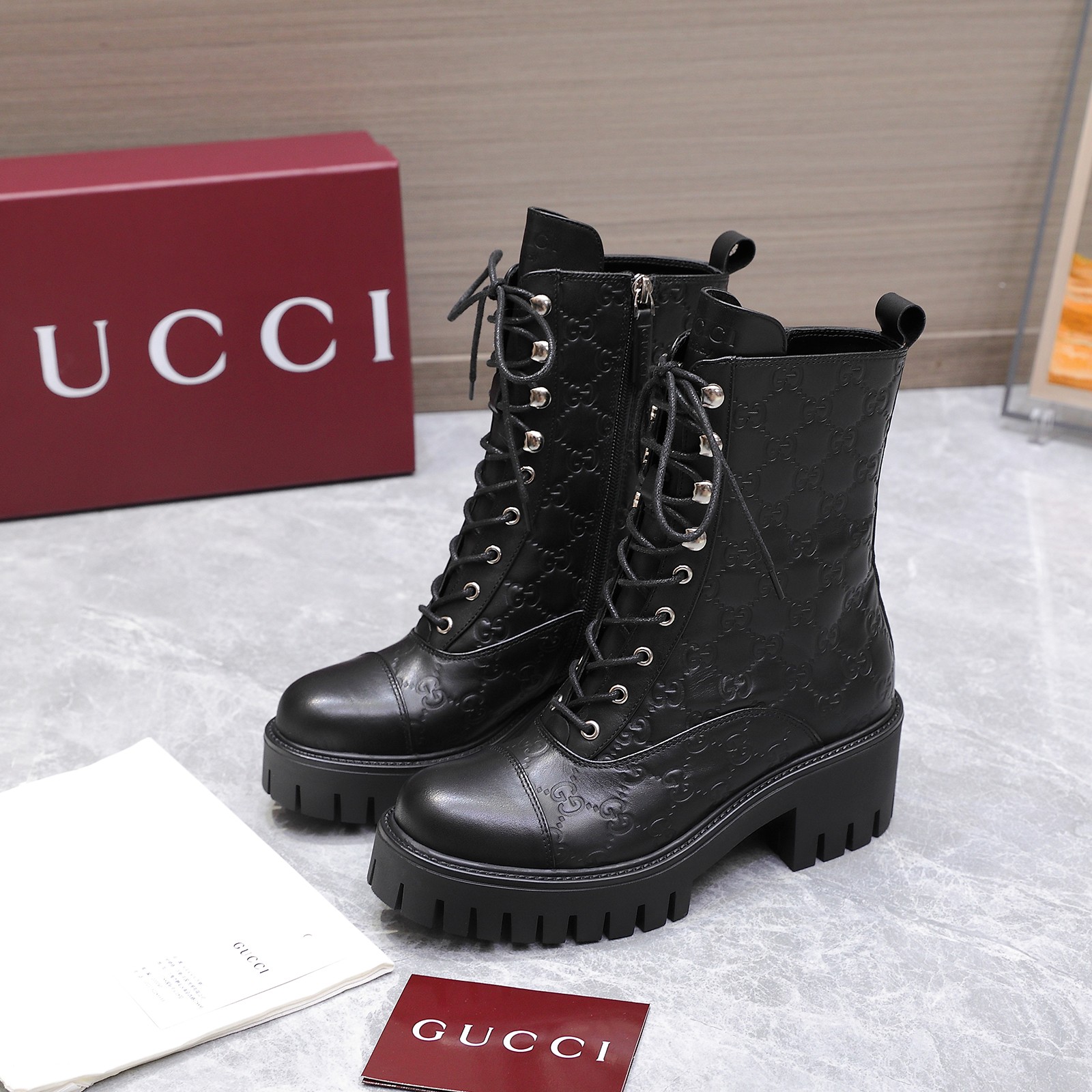 NO:534416,The highest version 2025 Gucci Autumn and Winter Latest GUCCI Mid-heeled Groove Thick Sole Horse Bed Ankle Chelsea Boot Purchase Level High-end Boutique Tip Products This short boot is craftsmanship integrated into the fashionable elements of the boots and soft tops, and is paired with a lightweight foam rubber grooved sole. The classic pattern continues to shine in Gucci's new series. The classic horse Bed Styling Accessories highlight the brand's equestrian inheritance. The charm of the entire design is doubled, and the injected exquisite and exquisite atmosphere into daily shoes. Fabric imported calfskin + embossing craftsmanship, inner/foot pad water cowhide, outsole 1:1 mold rubber foam high toughness 4.5 cm heel thick sole, absolutely not dead and hard, and will never collapse. All materials and craftsmanship are consistent with the Y version Size 35-42 standard size 404142 custom heel height 4.5CM forefoot 2.5 cm  Packaging counter high-end packaging price, boots, gucci, boots, cowhide19860909最高版本 2025古奇秋冬最新GUCCI 中跟沟槽厚底马衔扣踝切尔西靴代购级别 高端精品尖货 这款短靴匠心融蕴靴子和软帮鞋设计中的时尚元素,配以轻质发泡橡胶沟纹鞋底 ,典藏图案继续在Gucci全新系列中大放异彩,经典马衔扣造型配件彰显品牌马术传承.令整个设计魅力倍增,为日常鞋款注入精致考究气息 面料进口小牛皮+压花工艺 内里/垫脚水柒牛皮 大底1:1模具橡胶发泡高韧性4.5 cm跟厚底 绝对不死沉死硬,也绝不坍塌 所有的材质和工艺,与Y版一致 尺码35-42标准码 404142定做 跟高4.5CM 前掌2.5 cm 包装专柜高端包装 价格,靴子,gucci,boots,cowhide,Women's Shoes