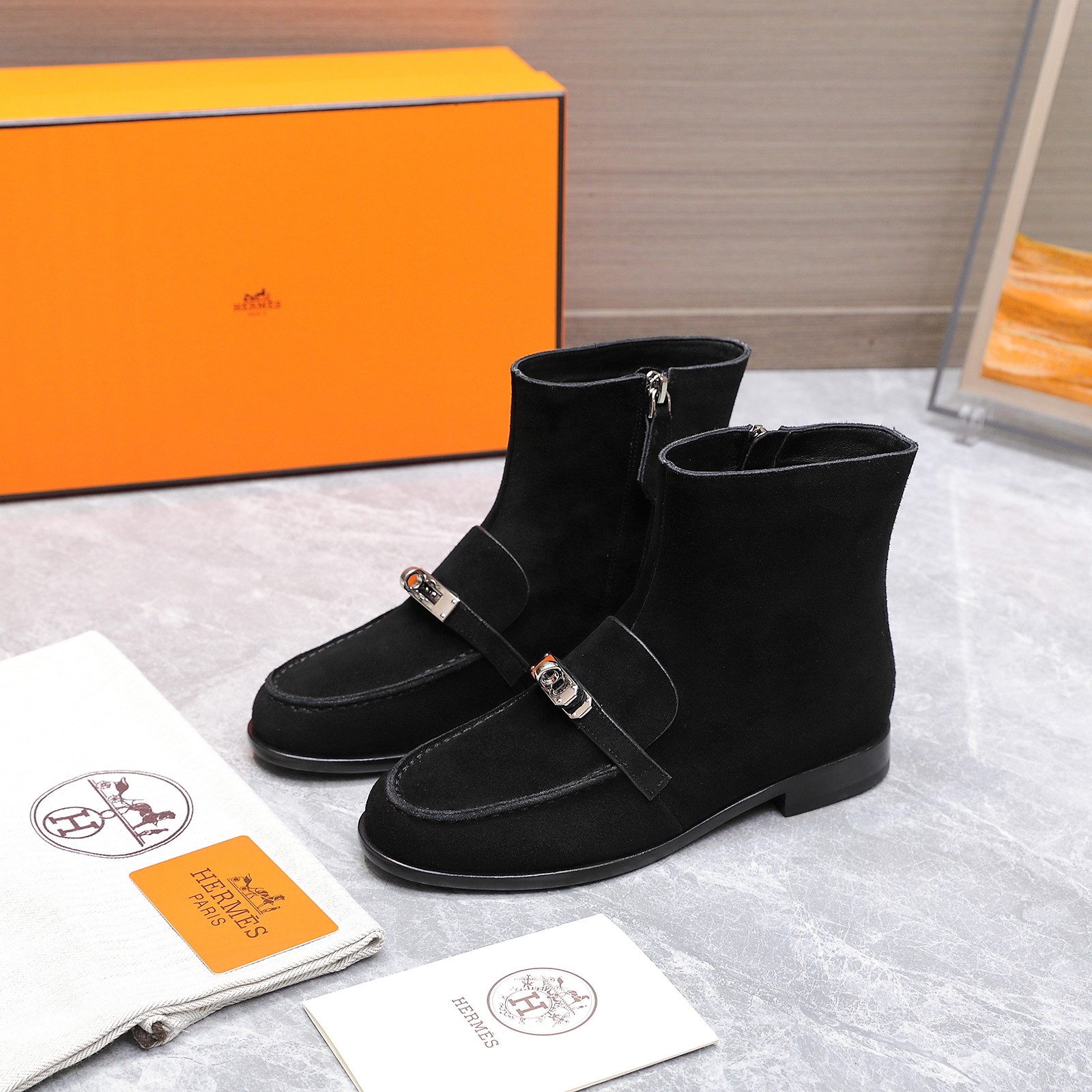 NO:534414,Top quality Hermes new autumn and winter style H home Kelsy ankle boot series classic Kelly button suede suede ankle boots with one foot flat side zipper boots. Every detail shows extraordinary quality. The iconic Kelly button embellishes the boot surface, shining metallic luster, smooth lines, exquisite and luxurious texture. Continuing the classic legend, it is a symbol of Hermes taste. Whether it is urban streets or outdoor walks, the boot stem is just right, fits the ankle. Modify the leg lines to make the legs look slim and long, and match it with jeans. Suitable and casual; match it with dresses, elegant and charming and easy to adapt to various styles of clothing. It is a versatile fashion item in all seasons. Upper cowhide/custom ox fleece, inner foot pad sheepskin, sole Italian leather outsole, size 35-39 (40.41 custom-made without return)  price, boots, hermes, hermes, boots, skirts, jeans, cowhide, sheepskin, chamois leather, Leather soles19860909顶级品质 Hermes 爱马仕秋冬新款 H家 Kelsy及踝靴系列经典Kelly扣麂皮绒面及踝靴一脚蹬平底侧拉链短靴 每一处细节都彰显非凡品质.标志性Kelly扣点缀于靴面 闪耀金属光泽,流畅线条 精致尽显奢华质感.延续经典传奇 是爱马仕品味象征.无论是都市街道还是户外漫步都稳健自在,靴筒高度恰到好处 贴合脚踝.修饰腿部线条显腿瘦显腿长,搭配牛仔裤 干练随性；搭配连衣裙 优雅迷人轻松适配各种风格服装 是四季百搭时尚单品. 鞋面牛皮/定制牛反绒 内里垫脚羊皮 鞋底意大利真皮大底 码数35-39（40.41定做不退换） 价格,靴子,hermes,hermes,boots,skirts,jeans,cowhide,sheepskin,chamois leather,Leather soles,Women's Shoes