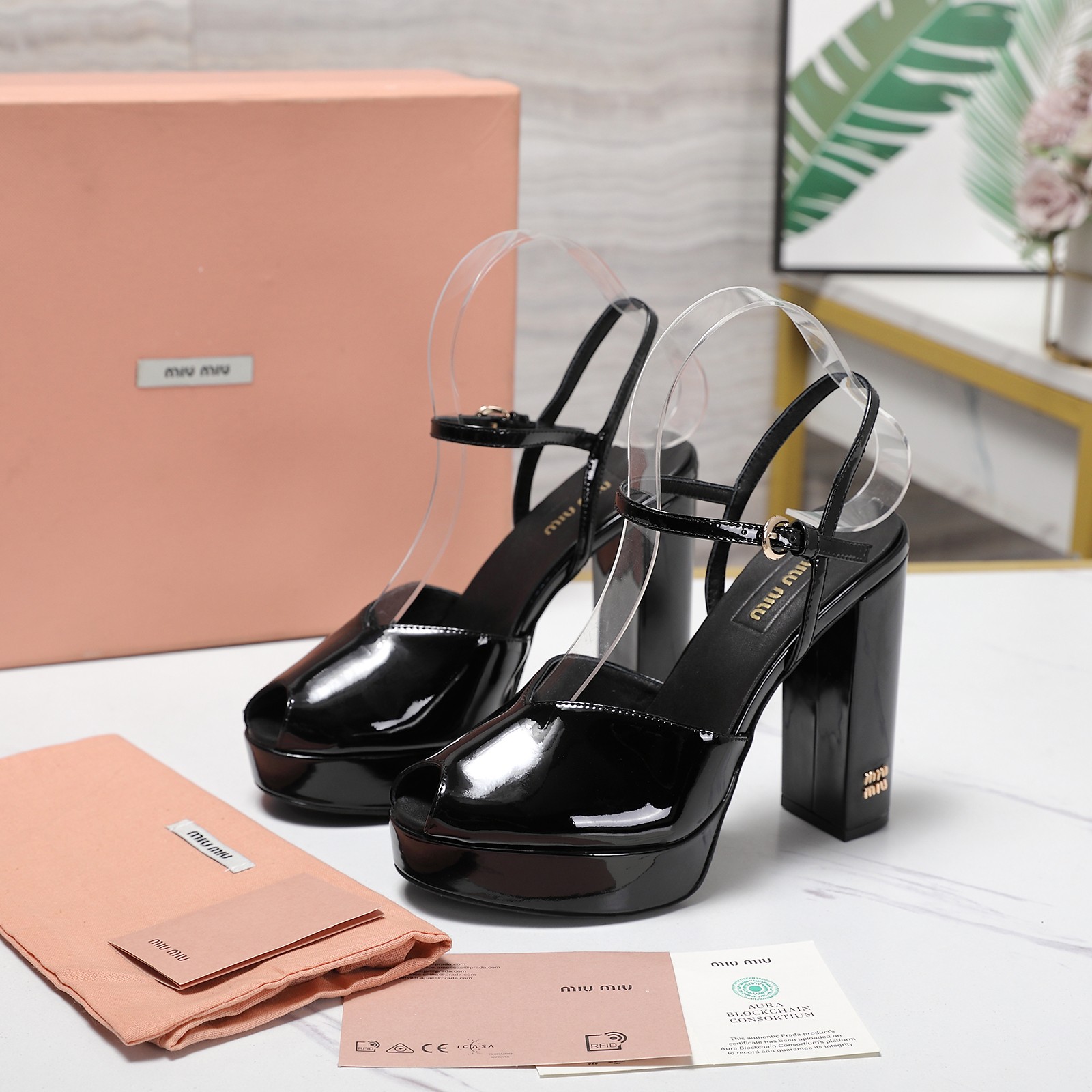 NO:534440,The original one-to-one replica top-level Miu Miu thick-heeled water table sandals. Miu Miu 25 spring and summer MIUMIU sandals are really dizzy. At first glance, I took a look at this pair of high heels of miumiu, and my feet were really amazing~ The high heels that combine sexy and versatile, and the height is very suitable for me. I don’t wear it. I definitely won’t lose money on my hands!  Imported fabric beef patent leather inner sheepskin midsole Italian leather outsole heel height 12.5CM water table 2.5CM size 35-42 (41 42 customization, no return or replacement), high heels sandals, miumiu, sandals, high heels, sheepskin, Leather soles19860909原版一比一复刻顶级 Miu Miu 粗跟水台凉鞋 缪缪25春夏MIUMIU凉鞋真的美晕了 一眼看上miumiu这双高跟鞋,上脚果然更惊艳~ 集性感与于一体的高跟鞋,非常百搭,而且高度也太适合我了,穿着不累脚 绝对入手不亏的一双！ 面料进口牛漆皮 内里羊皮 中底意大利真皮大底 跟高12.5CM 水台2.5CM 码数35-42（41 42定制不退不换）,高跟鞋凉鞋,miumiu,sandals,high heels,sheepskin,Leather soles,Women's Shoes