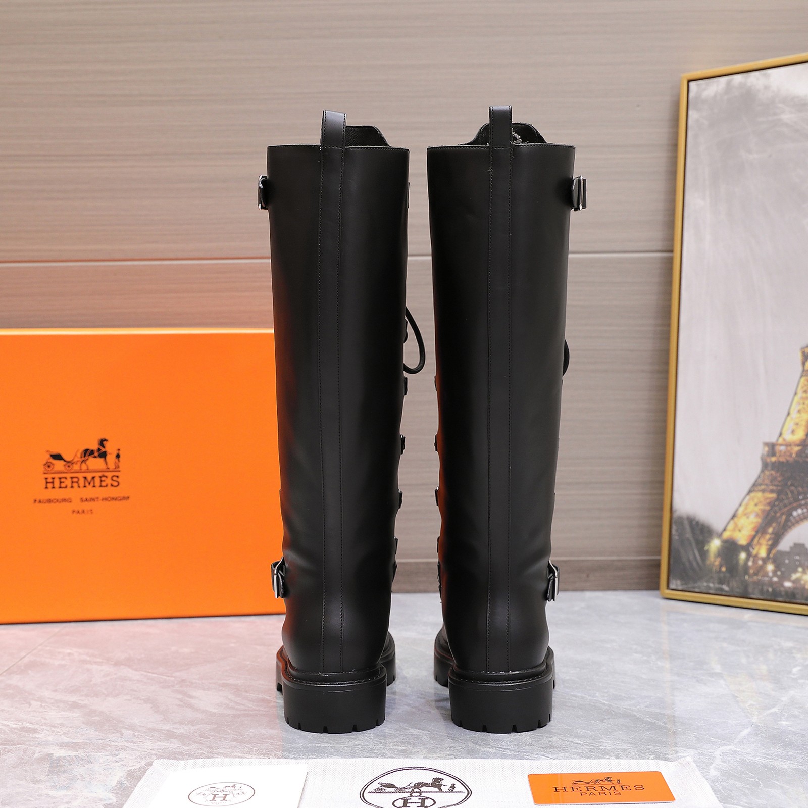 NO:534435,Top quality Hermes new autumn and winter style H home Landscape boot series motorcycle-style belt buckle knight boots lace-up thick-soled straight boots classic and simple!  The design style of boots is usually classic and simple, focusing on the smoothness of the lines and the elegance of the shape. There is no too much complex decoration, but it can show noble and atmospheric characteristics. This simple beauty conforms to the brand's consistent high-end positioning, and also makes its products have a fashionable sense that transcends the era and can be popular for a long time. It presents a classic long-barrel style with smooth and natural lines, and can elegantly wrap the leg lines and show a slender leg outline. Whether it is matched with skirts or trousers, it has a unique flavor. Customized calfskin on the upper/high mercerized calfskin on the inner footstepped cowhide sole genuine leather edge strip/original open mold TPU outsole size 35-41 (40.41 custom made without return or exchange), boots, hermes, hermes, boots, skirts, cowhide19860909顶级品质 Hermes 爱马仕秋冬新款 H家 Landscape长靴系列机车风皮带扣骑士靴系带厚底直筒长靴 经典简约！靴子的设计风格通常以经典、简约为主,注重线条的流畅性和造型的优雅感.没有过多繁杂的装饰,却能展现出高贵大气的特质,这种简约之美符合品牌一贯的高端定位,也使其产品具有跨越时代的时尚感,能够长久流行. 呈现出经典的长筒款式,线条流畅自然,能够优雅地包裹腿部线条,展现出修长的腿部轮廓,无论是搭配裙装还是裤装都别有一番风味. 鞋面定制小牛皮/高丝光牛反绒 内里垫脚牛皮 鞋底真皮沿条/原版开模TPU大底 码数35-41（40.41定做不退换）,靴子,hermes,hermes,boots,skirts,cowhide,Women's Shoes