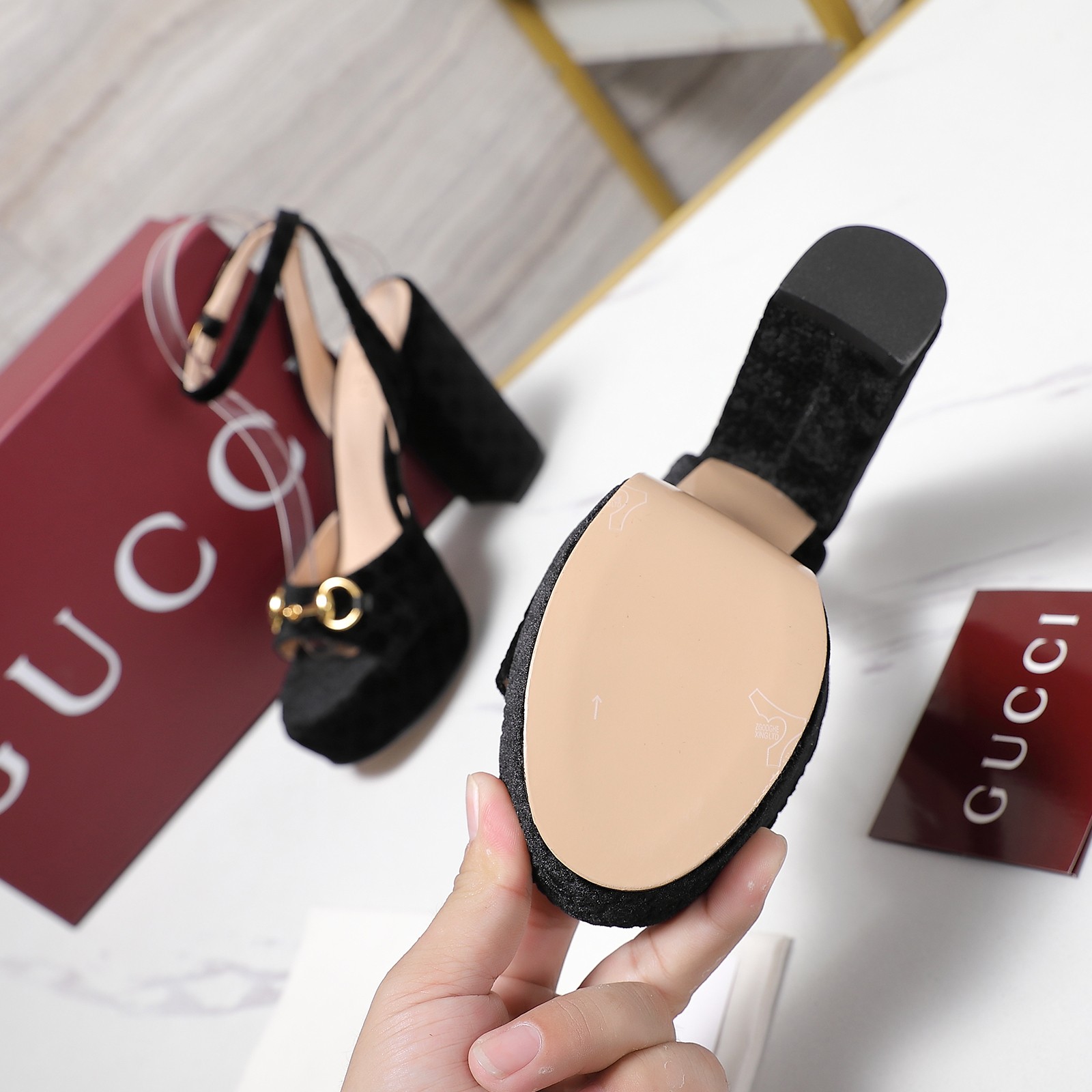 NO:534431,: 'Exclusive Top Version' Gucci Gu*chi 2025 Spring and Summer Latest Popular Sandal Series... [Round toe solid color water platform high heel sandals] Original single quality Original European style, the foot is perfectly worn with this shoe, elegant and elegant, crystal clear, no matter the material of various accessories, it is unique to home, and must be made from the original version at zero distance. The entire series is full of exciting and unexpected elements, the quality of different materials, the texture of the skin and the material expression, with a strong artistic atmosphere... Upper: Customized double G velvet cloth Inner: Customized imported sheepskin Foot pad: Customized imported sheepskin Outsole: Imported Italian leather outsole Heel height: 11.5cm. Water platform height 3CM Packaging: Original full package Size: 35-42 (41.42 Customized without return)  Color: Official website synchronization, high heels sandals, gucci, sandals, high heels, sheepskin, Leather soles19860909:《独家顶级版本》 Gucci古*驰2025春夏最新爆款凉鞋系列……【圆头纯色水台高跟凉鞋】 原单品质 原汁原味的欧式风格,上脚非常完美穿搭上配此鞋,优雅大方,晶莹剔透,无论种各配件材质,都是家独一比一定制,必到做原版零距离,整系个列都充了满令兴人奋意和外的元结素合,不同材的质,肌的理面的料表现,具有极的浓艺术气息…… 鞋面:定制双G绒布 内里:定制进口羊皮 垫脚:定制进口羊皮 大底:进口意大利真皮大底 跟高:11.5cm.水台高3CM 包装:原版全套包装 码数:35-42(41.42定制不退换) 颜色:官网同步,高跟鞋凉鞋,gucci,sandals,high heels,sheepskin,Leather soles,Women's Shoes