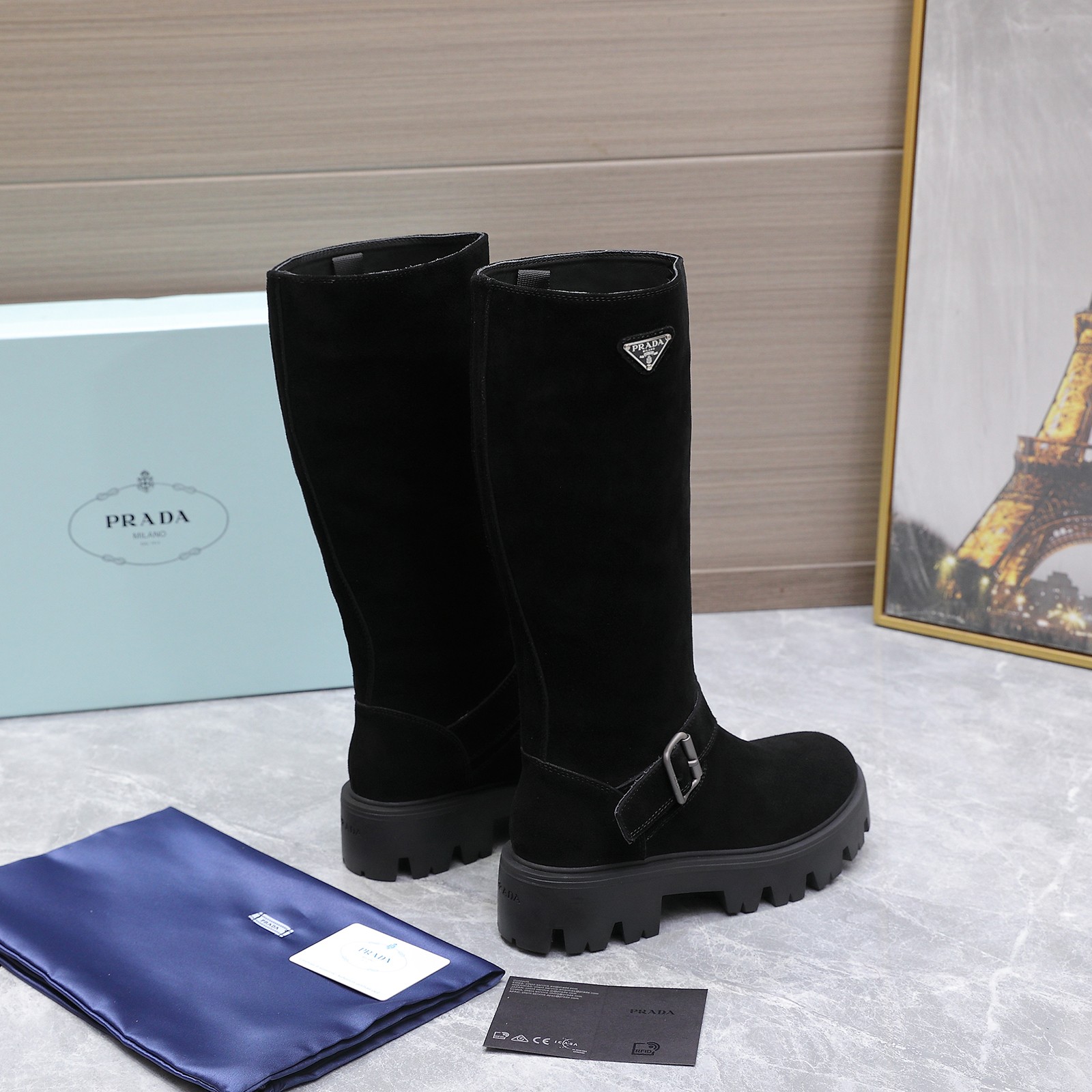 NO:534427,Suede PRADA classic triangle logo with one foot to hit the king's long boots. The series that you can't buy in winter is definitely the biggest hit this year!  !  Very beautiful!  Prada boots are really wow!  The upper is imported cowhide/cow velvet, imported cowhide, outsole, TPU sole, Size35-41 (40 41, customized, non-return) Price, boots, prada, prada, boots, cowhide19860909绒面 PRADA 普拉达经典三角标一脚蹬王炸长靴 冬天买不到的系列,绝对是今年的大爆款！！贼好看！Prada靴子真的很哇塞！上脚大气显腿瘦气质这块刚好拿捏 鞋面进口牛皮/牛绒 内里进口牛皮 大底TPU大底 Size35-41（40 41 订做不退换） 价格,靴子,prada,prada,boots,cowhide,Women's Shoes