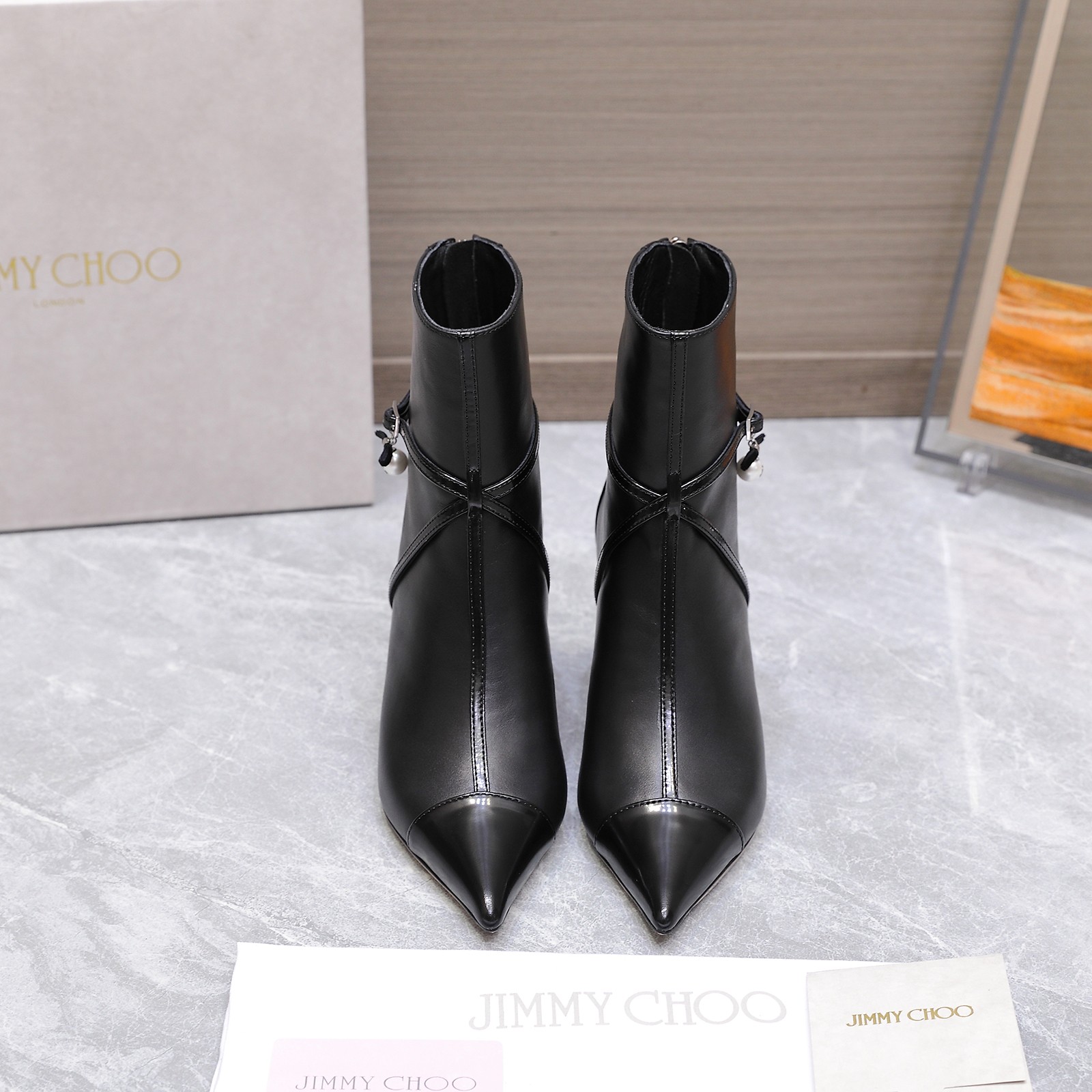 NO:546450,The highest version, JIMMY CHOO (Jimmy Choo) is a very comprehensive and noble fashion lifestyle brand. The same style of stiletto nude boots are sold by major fashion bloggers and celebrities in Hong Kong, the United States and other countries. The Australian pointed toe series is simply beautiful. I fall in love with elegance and playful sense of the future. I want to own it immediately after just one look. But you can really think about a pair of exquisite high heels~~~~~~~~~~~~~~~~~  This series is designed for extraordinary and indifferent women, thus creating a chic overall effect. Jimmy Choo designs products that inspire women to move forward and highlight their charm. 1 Fabric: Imported raw cowhide 2 Lining Imported Italian lambskin super soft and delicate 3 Outsole Imported Italian original original color genuine leather outsole 4 sizes   35 to 39 (34.40.41.42 customized) 5 heels 6.5CM 6 prices, boots, jimmy choo, jimmy choo, boots, high heels, cowhide, sheepskin, Leather soles19860909最高版本  JIMMY CHOO(吉米周)  是一个非常全面之尊贵时尚生活品牌, 香港,美国等大时尚博主及明星的同款细跟小裸靴 澳大利亚 尖头系列、简直是美上天了,爱上优雅、爱上俏皮的未来感,光看一眼便想马上拥有,但一双精致的高跟鞋确是可以想想滴～～～～～～～～～～～～～～～～～ 该系列专为超凡绝伦、无所谓的女士而设计,从而打造出别致的整体效果,Jimmy Choo 设计出激发女性一往无前的产品彰显魅力  1面料: 进口头成牛皮 2内里 进口意制小羊皮超级柔软细腻  3大底 进口意大利原版原色真皮大底  4码数 35一39(34.40.41.42定制) 5跟高 6.5CM 6价格,靴子,jimmy choo,jimmy choo,boots,high heels,cowhide,sheepskin,Leather soles,Women's Shoes