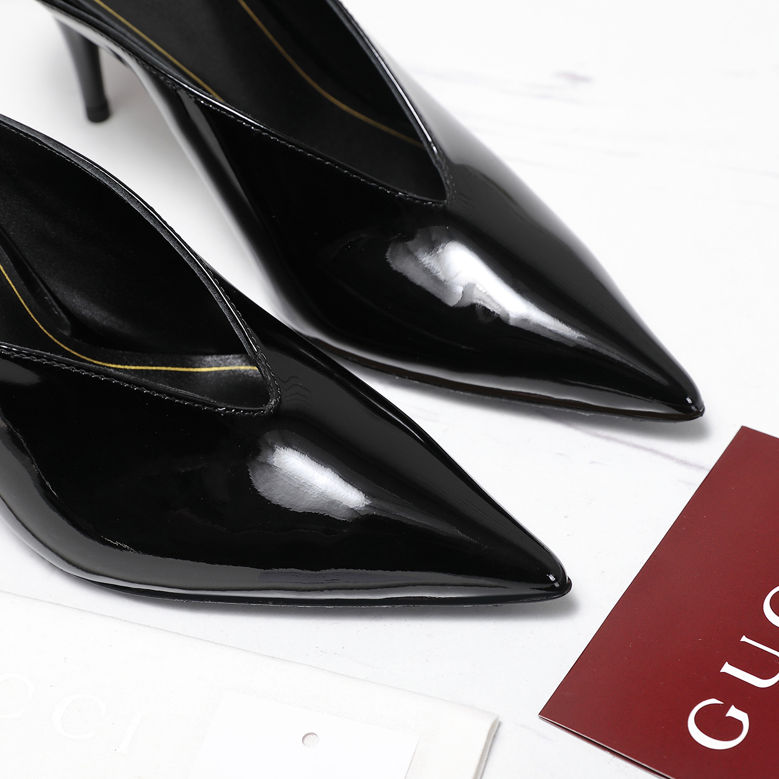 NO:546434,The highest version of Gucci!  ／2025 summer new style, purchasing level, top quality!  The original version is purchased with a top replica of 1:1!  The material is the same as the Y version, quite textured, and you can compare ZG without any gap. This high-heeled sandal has now become a classic brand item. The chain diamond buckle is inspired by the abbreviation of Mr. GuccioGucci, the abbreviation of Mr. GuccioGucci, and the chain diamond buckles are injected into the brand connotation of this shoe.·The brand uses different weaving patterns and colors to inject modern essence into the classic slippers. It is so classic with the chain diamond inlaid. The fabric is imported beef patent leather. The inner lining is imported. The heel height is 5.5Cm //8.5CM. Outsole Italian leather outsole. Size 35-41 (customized for 41.42) Full set of original packaging!  Price, semi-tork high heels, gucci, sandals, high heels, slippers, sheepskin, Leather soles19860909Gucci最高版本！ ／2025夏季新款 代购级别,顶级品质！ 原版购入1:1顶级复刻！ 材质和Y版一致 相当有质感 可以对比ZG无差距 这款高跟凉鞋现已成为品牌经典单品,灵感源自GuccioGucci先生姓名首字母缩写的典藏元素链条钻扣为这款鞋履注入品牌内涵.·品牌运用不同织纹和配色在经典拖鞋中注入现代精髓.搭配上链条镶钻饰简直太经典了. 面料进口牛漆皮 内里进口羊皮里 跟高5.5Cm //8.5CM 大底意大利真皮大底. 码数35-41（41.42定做） 全套原版包装！ 价格,半拖高跟鞋,gucci,sandals,high heels,slippers,sheepskin,Leather soles,Women's Shoes