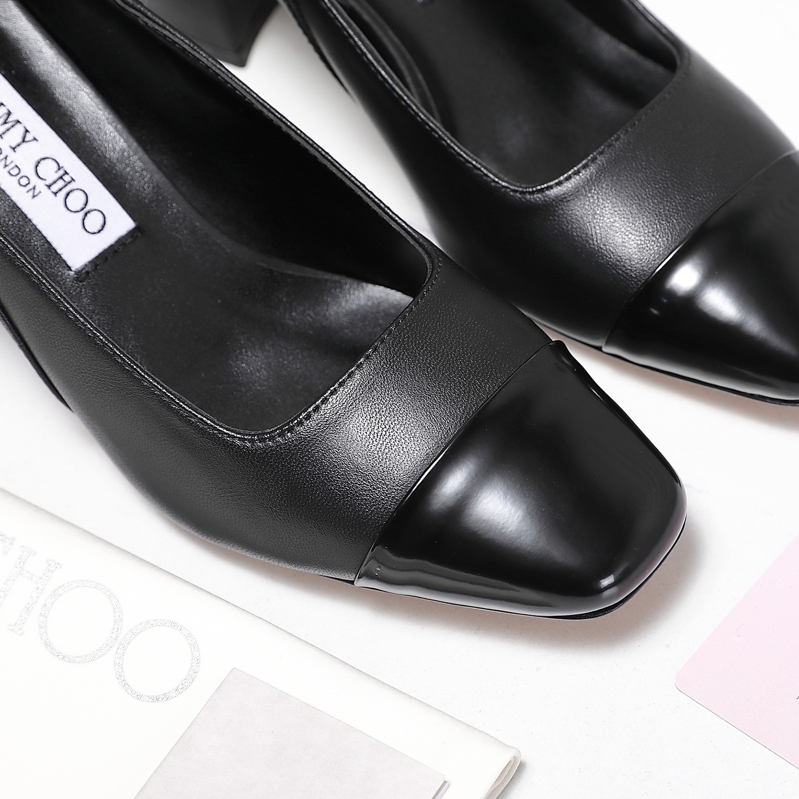 NO:546423,The highest version Jimmy Choo｜Jimmy Zhou’s classic spring and autumn medium-heeled single shoes, thick heel + electroplating bead inlay - a super fairy style!  It's so beautiful that it's breathtaking!  Lace gives people a mysterious feeling, hazy and unsightly. Whether it is a clothes or a skirt, it is worn on a woman. The little sexy is faintly visible, very dreamy and romantic, playful and cute, full of temperament, and yet fashionable and modern, revealing a hint of elegant charm!  The rhinestones outline the charming curve on the insteps of the feet, which is simply beautiful. It surrounds the fairy spirit with 360 degrees, gorgeous and not exaggerated!  !  JC's shoes satisfy all girls' fantasies about high heels. They have both a girlish feel and can also wear them to look like goddesses!  Go material The upper is made of original custom cowhide, inner foot pad, grain pearlescent sheepskin original Italian leather outsole Heel height 7 cm Size 35-42 (41 /42 customized without return) Price, high heels, jimmy choo, jimmy choo, high heels, skirts, cowhide, sheepskin, Leather soles19860909最高版本 Jimmy Choo｜吉米周经典春秋中跟单鞋 粗跟＋电镀镶珠工艺 -超级仙的一款啊！美得让人窒息！ 蕾丝给人以一种很神秘的感觉 朦胧看不清 不管是衣服还是裙子 穿在女人身上 若隐若现的小性感 很梦幻很浪漫 俏皮可爱,气质十足 又不失时尚现代感 透出丝丝优雅魅力！ 水钻在脚背勾勒迷人的弧度 简直美爆了 360度环绕仙气感 华丽又不浮夸！！ JC的这款鞋满足了女生对高跟鞋的所有幻想 既有少女感 也可以穿出女神范！ Go 材质 鞋面采用原版定制牛皮 内里垫脚粒面珠光羊皮里 原版意大利真皮大底 跟高 7厘米 码数 35-42（ 41 /42定做不退换） 价格,高跟鞋单鞋,jimmy choo,jimmy choo,high heels,skirts,cowhide,sheepskin,Leather soles,Women's Shoes