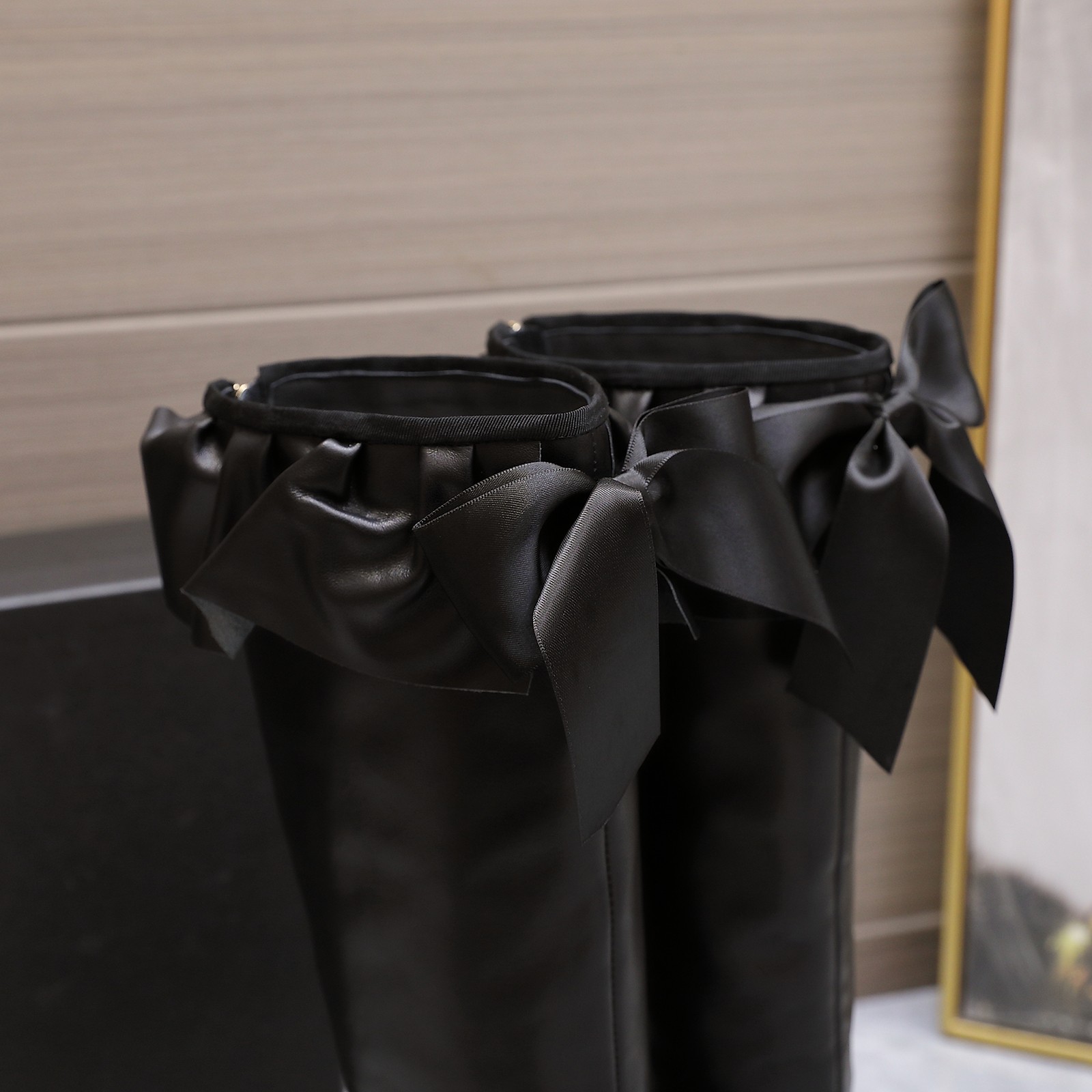 NO:546397,CHANE*｜Xiaoxiang 25A autumn and winter new bow elastic boots When the classic Xiangjia aesthetics collide with the design of trendy shoes, this pair of pleated boots with bow elastic boots came into being and instantly became the dream boots of fashion artists. The iconic exquisite bow is dotted on the center of the boots. The bow made of satin is smart and elegant, paired with a small metal buckle, shining exquisitely in the sun, interpreting the brand's elegance and romance to the fullest. Every time you raise your foot, it is the focus of your attention. The pleated boot mouth is the masterpiece of this pair of boots. The layered folds are like the surging waves, full of three-dimensionality, and inadvertently add a bit of romance and casualness to the overall shape. The unique elastic boot design not only fits the ankle lines, highlights the slenderness and length of the legs, but also provides the ultimate comfort experience.  Easily deal with daily walking and shopping without restraint. Whether it is paired with simple and slim suit pants and attending important business occasions, it shows the capable and neat style of the workplace; or it is paired with a knee-length knitted skirt, strolling on the streets of autumn and winter, and creating a gentle and retro French style. The fabric is made of original custom lambskin, the inner foot pads are all sheepskin, imported Italian leather soles, heel height 6.5CM size 35-39 (customized on 40/41), boots, chanel, chanel, boots, skirts, business suit, sheepskin, silk fabric, Leather soles19860909CHANE*｜小香25A秋冬新品蝴蝶结弹力靴 当经典香家美学与潮流鞋履设计碰撞 这双褶皱靴口蝴蝶结弹力靴应运而生 瞬间成为时尚精们的梦中情靴. 靴面正中标志性的精美蝴蝶结点缀其上 绸缎材质的蝴蝶结灵动优雅 搭配小巧金属扣饰 在阳光下闪耀着精致光芒 将品牌的优雅浪漫诠释得淋漓尽致 每一次抬脚都是目光焦点. 褶皱靴口是这双靴子的神来之笔 层层叠叠的褶皱宛如海浪轻涌 充满立体感 不经意间就为整体造型增添了几分浪漫与随性. 独特的弹力靴筒设计 不仅贴合脚踝线条 凸显出腿部的纤细修长 也极致舒适体验 轻松应对日常行走、逛街,无拘无束. 无论是搭配简约修身的西装裤 出席重要商务场合 尽显干练利落的职场精英范； 还是搭配及膝的针织裙 漫步在秋冬街头 又能营造出温柔又复古的法式风情. 面料采用原版定制小羊皮 内里垫脚均为羊皮 意大利进口真皮大底 跟高6.5CM size35-39（40/41定制）,靴子,chanel,chanel,boots,skirts,business suit,sheepskin,silk fabric,Leather soles,Women's Shoes