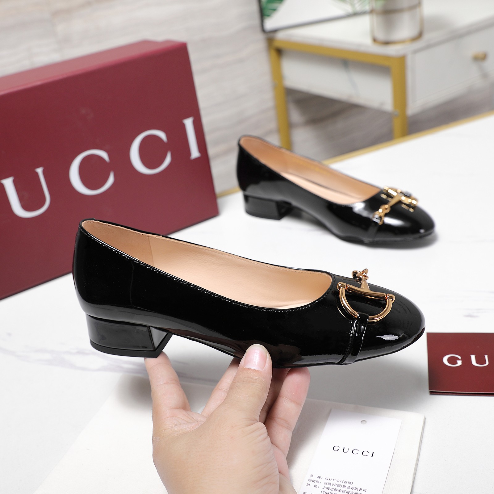 NO:561275,The highest version 2025 new Gucci GUcc horsebit pumps, flat heel and round toe women's shoes. Top version, welcome to compare. Original 1:1 replica. Please look for our authenticity guarantee. Produced by Gucci's creative director, elegant slingback pumps are launched. The ingenious and recognizable brand element gold horsebit adds dazzling embellishment to the center of the shoe. The round toe and low heel complement each other, creating a comfortable and fitting design. The upper is imported cow patent leather.  Lining/foot pads are made of full-grain high-grade lambskin. Soles are made of top-quality Italian leather. Heel height is 1.5CM. Matching sizes are 35-42 (41/40/42 are custom-made and non-returnable). Original full red box packaging. Price based on volume, single shoe, gucci, sheepskin.19860909最高版本 2025 新款古奇GUcc马衔扣浅口单鞋平跟圆头女鞋  顶级版本、欢迎比对. 原版1:1复刻 注意请认准咱家正品保证 制作Gucci创作总监推出优雅露跟浅口鞋,匠心,颇具辨识感的品牌元素金色马衔扣为鞋履中央增添亮眼点缀.圆头和低跟相辅相成,造就舒适贴合的版型设计 鞋面进口牛漆皮 内里/垫脚全粒纹高档小羊皮 鞋底意大利顶级真皮底 跟高1.5CM 配码35-42（41/40/42定做不退换） 包装原版全套红盒包装 跑量价,单鞋,gucci,sheepskin,Women's Shoes
