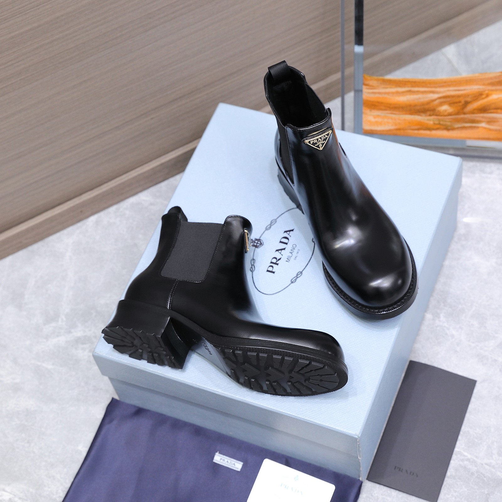 NO:561311,Heavy industry!  Heavy industry!  Open edge beaded cowhide short boots #Top version Prada Prada 25/ SS new autumn and winter motorcycle boots PRADA rider short boots｜The leather surface is difficult to operate and the scrap rate is extremely high. It can definitely be called a high-quality product. The metal buckle locks the 'anti-refined' rebellion. The looseness of the boot shaft is deliberately lazy. High-end can be very wild. Looseness is the most fashionable hidden weapon. Upper: Imported open edge beaded cowhide. Inner:  Cowhide lining, foot pads, cowhide outsole: Italian leather injection molded combination outsole size #35-40 (customized at 40.41) price, boots, prada, prada, boots, cowhide19860909重工！重工！开边珠牛皮短靴 #顶级版本 Prada 普拉达 25/ SS 秋冬新品 机车靴短靴 PRADA 骑士短靴｜高难度的操作皮面,报废率极高.绝对能称作精品了金属扣锁住「反精致」的叛逆 靴筒松垮是故意的慵懒 高级可以很野 松弛才是最狠的时髦暗器 鞋面 : 进口开边珠牛皮 内里 : 牛皮内里 垫脚牛皮 大底 : 意大利真皮注塑组合大底 size #35-40（40.41订做） 价格,靴子,prada,prada,boots,cowhide,Women's Shoes