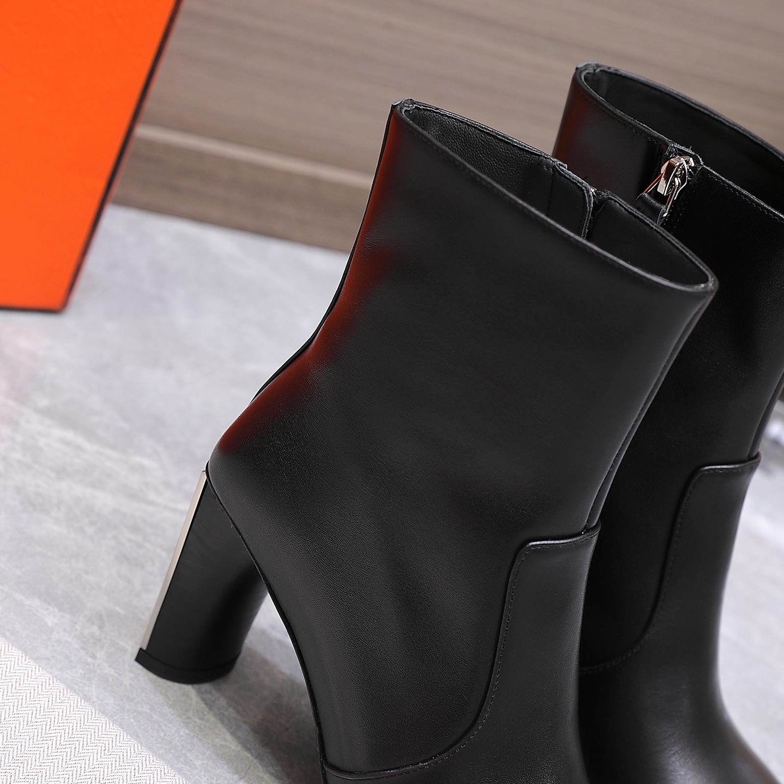 NO:561287,The highest version. The latest Hermès/Hermès classic short boots. Unique heel design elements. Round-toe short boots. Very retro design. Strong exotic style. Full of fashionable feeling and stylish when worn casually. The simple style is great when paired with a high-end feel. It’s hard not to love the versatile colors and smooth lines!  The fabric is made of customized imported cowhide, the inner pads are all lambskin, the Italian imported cowhide outsole, the heel height is 8cm, Size35-42 (customized for 40/41/42), the packaging is originally a complete package, price, boots, hermes, hermes, boots, cowhide, sheepskin19860909最高版本 最新款Hermès/爱马仕经典短靴鞋 独特的鞋跟设计元素 圆头短靴 极约复古的设计 浓厚的异域风情 时髦感十足、随便上脚都很有腔调 简简单单的款式随便搭配一下高级感就很棒 百搭的颜色流畅的线条很难不爱！ 面料采用定制进口牛皮 内里垫脚均为小羊皮 意大利进口牛皮大底 跟高8cm Size35-42(40/41/42定制） 包装原本全套包装 价格,靴子,hermes,hermes,boots,cowhide,sheepskin,Women's Shoes
