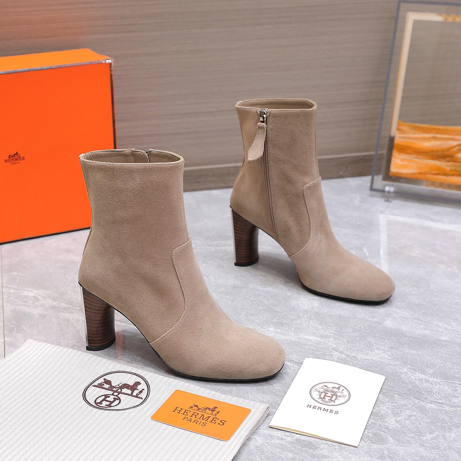 NO:561292,The highest version. The latest Hermès/Hermès classic short boots. Unique heel design elements. Round-toe short boots. Very retro design. Strong exotic style. Full of fashionable feeling and stylish when worn casually. The simple style is great when paired with a high-end feel. It’s hard not to love the versatile colors and smooth lines!  The fabric is made of custom imported cowhide, the inner pads are all lambskin, the outsole is imported cowhide from Italy, the heel height is 8cm, Size35-42 (40/41/42 customized), the original full package, the highest price version, the latest Hermès/Hermès classic short boots, unique heel design elements, round-toe short boots, extremely retro design, strong exotic style, full of fashion, and stylish when worn casually.  The simple style looks great when paired with a high-end feel. It’s hard not to love the versatile colors and smooth lines!  The fabric is made of customized imported cowhide, the inner pads are all lambskin, the Italian imported cowhide outsole, the heel height is 8cm, Size35-42 (customized for 40/41/42), the packaging is originally a complete package, price, boots, hermes, hermes, boots, cowhide, sheepskin19860909最高版本 最新款Hermès/爱马仕经典短靴鞋 独特的鞋跟设计元素 圆头短靴 极约复古的设计 浓厚的异域风情 时髦感十足、随便上脚都很有腔调 简简单单的款式随便搭配一下高级感就很棒 百搭的颜色流畅的线条很难不爱！ 面料采用定制进口牛皮 内里垫脚均为小羊皮 意大利进口牛皮大底 跟高8cm Size35-42(40/41/42定制） 包装原本全套包装 价格最高版本 最新款Hermès/爱马仕经典短靴鞋 独特的鞋跟设计元素 圆头短靴 极约复古的设计 浓厚的异域风情 时髦感十足、随便上脚都很有腔调 简简单单的款式随便搭配一下高级感就很棒 百搭的颜色流畅的线条很难不爱！ 面料采用定制进口牛皮 内里垫脚均为小羊皮 意大利进口牛皮大底 跟高8cm Size35-42(40/41/42定制） 包装原本全套包装 价格,靴子,hermes,hermes,boots,cowhide,sheepskin,Women's Shoes