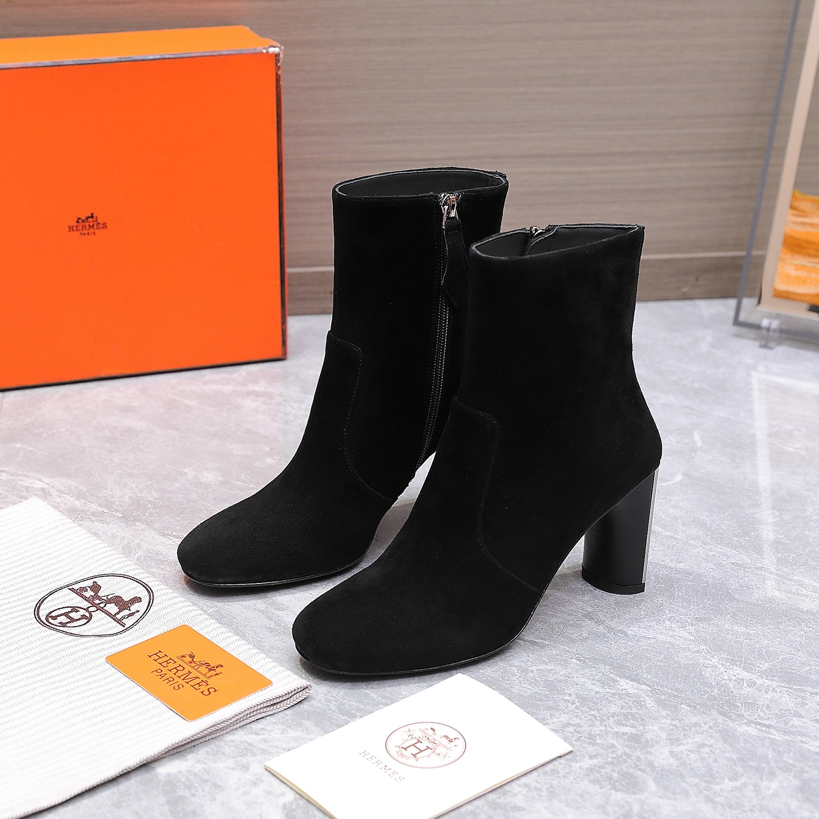NO:561297,The highest version of the 2025 latest Hermès/Hermès classic short boots. Unique heel design elements. Round-toe short boots. Very retro design. Strong exotic style. Full of fashionable feeling and stylish when worn casually. The simple style will look great when paired with a high-end feel. It’s hard not to love the versatile colors and smooth lines!  The fabric is made of customized imported cowhide, the inner pads are all lambskin, the Italian imported cowhide outsole, the heel height is 8cm, Size35-42 (customized for 40/41/42), the packaging is originally a complete package, price, boots, hermes, hermes, boots, cowhide, sheepskin19860909最高版本 2025最新款Hermès/爱马仕经典短靴鞋 独特的鞋跟设计元素 圆头短靴 极约复古的设计 浓厚的异域风情 时髦感十足、随便上脚都很有腔调 简简单单的款式随便搭配一下高级感就很棒 百搭的颜色流畅的线条很难不爱！ 面料采用定制进口牛皮 内里垫脚均为小羊皮 意大利进口牛皮大底 跟高8cm Size35-42(40/41/42定制） 包装原本全套包装 价格,靴子,hermes,hermes,boots,cowhide,sheepskin,Women's Shoes