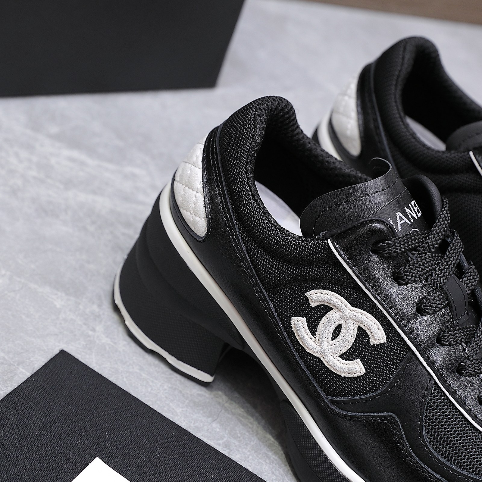 NO:561645,The popular model Chanel 25k autumn and winter new high-heeled color-blocked casual sports shoes are weird and ugly. They are out of stock at the counters. Major bloggers recommend the new styles on social days. This season's new models are simply close your eyes. The feet are delicate and smart and beautiful. The casual casual sports style is cool and natural. It interprets Chanel's fashionable femininity. The overall customization makes all the sports models on the market at that time obsolete. This series is now available for sale!  Upper made of custom-made sheepskin mesh, lining breathable mesh outsole, original custom molded TPU combination outsole, original full set of molds, women's model 35-40 (customized for 40), casual shoes/sports shoes, chanel, chanel, sneakers, sheepskin19860909出 火爆款 Chanl 香奈儿25k秋冬新款高跟拼色休闲运动鞋 奇奇怪怪 丑萌丑萌 专柜断货王 各大博主社交日推款,这季新款简直闭眼入,上脚秀气灵动狂好看,率性的休闲运动风,飒爽又自然,演绎香奈儿的时髦女性气质,整体定制令当时市面上的所有运动款变得过时,本系列现已登陆发售！ 鞋面 采用定制进羊皮定制网布 内里 透气网布 大底 原版定制开模TPU组合大底 原版全套开模 女款35-40(40定做),休闲鞋/运动鞋,chanel,chanel,sneakers,sheepskin,Women's Shoes