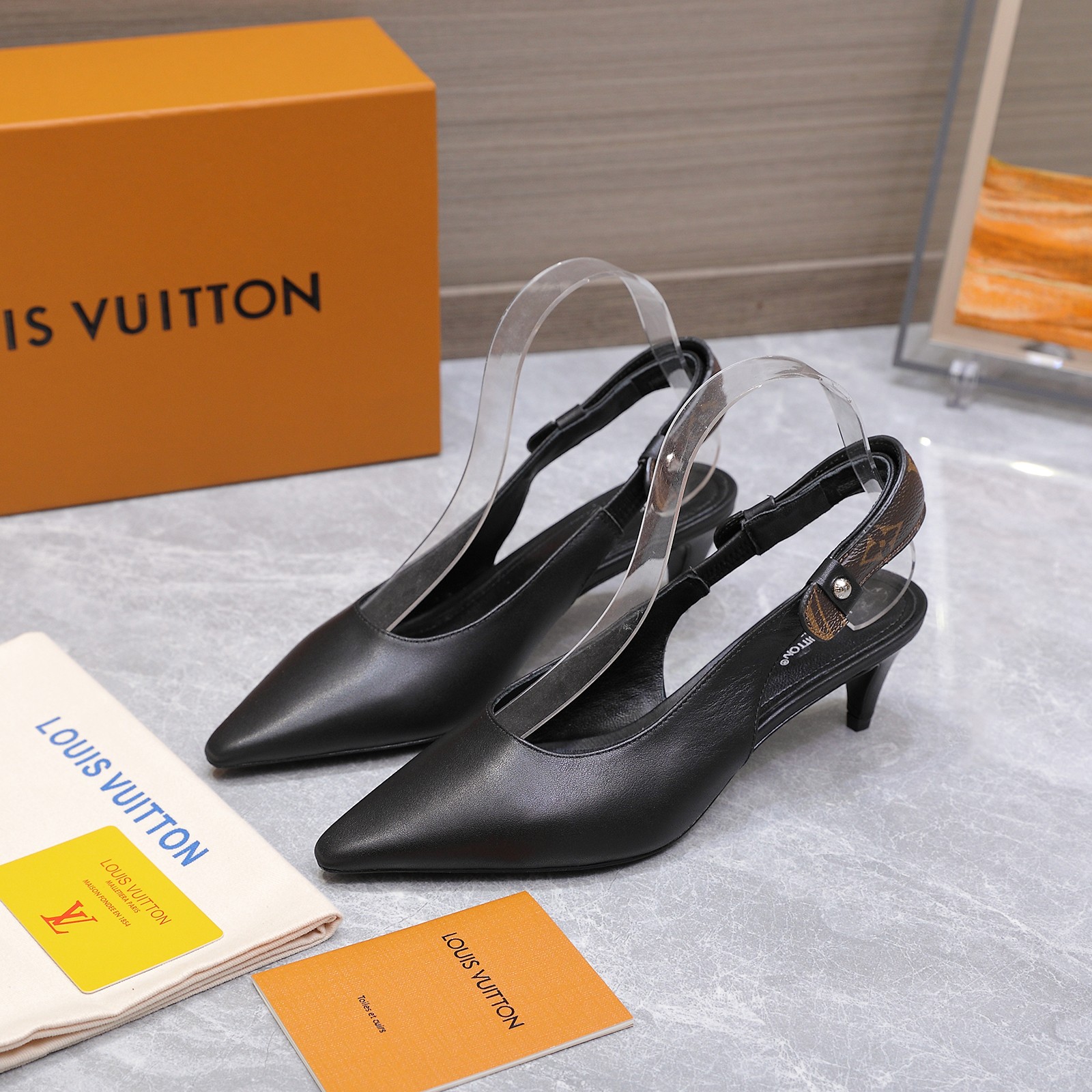 NO:559552,The highest version 25ss new summer style LOUIS VUITTON LV LEGACY slingback high heels empty back sandals This Legacy slingback high-heeled shoes are made of smooth cow leather to continue the traditional construction design, highlighting the inheritance theme of Louis Vuitton's 2025 spring and summer show. The soft pointed toe and kitten heel reveal an elegant style, and the Monogram canvas back strap recalls the hard box handle element. The restrained elastic inlay makes it easy to put on and take off.  Upper cowhide/presbyopia leather, inner padding sheepskin, sole Italian genuine leather outsole, high flat heel/5.5cm/9.5cm, size 35-42 (40.41.42 custom made, non-returnable) price, high heels and sandals, louis vuitton, louis vuitton, louis   vuitton,sandals,high heels,cowhide,sheepskin,Leather soles19860909最高版本 25ss夏季新款 LOUIS VUITTON 路易威登 LV LEGACY 露跟 高跟鞋 后空凉鞋 本款 Legacy 露跟高跟鞋以光滑牛皮革延续传统构型设计,点明路易威登 2025春夏秀场的传承主题.柔婉尖头与小猫跟流露雅致格调, Monogram 帆布后带回溯硬箱手柄元素.内敛弹力嵌饰实现轻松穿脱. 鞋面牛皮/老花皮 内里垫脚羊皮 鞋底意大利真皮大底 跟高平底/5.5cm/9.5cm 码数35-42（40.41.42定做不退换） 价格,高跟鞋凉鞋,louis vuitton,louis vuitton,louis vuitton,sandals,high heels,cowhide,sheepskin,Leather soles,Women's Shoes
