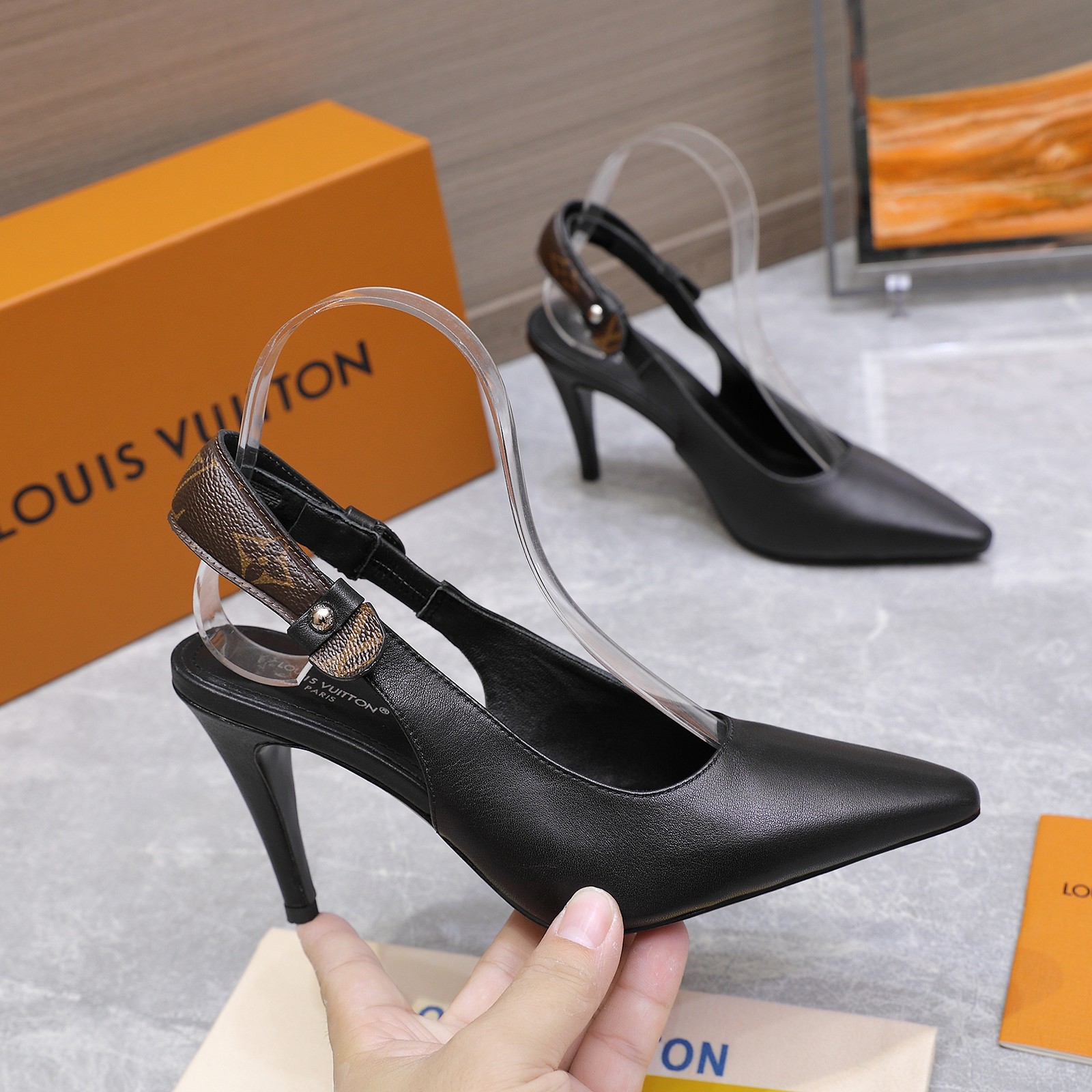 NO:561274,The highest version 25ss new summer style LOUIS VUITTON LV LEGACY slingback high heels empty back sandals This Legacy slingback high-heeled shoes are made of smooth cow leather to continue the traditional construction design, highlighting the inheritance theme of Louis Vuitton's 2025 spring and summer show. The soft pointed toe and kitten heel reveal an elegant style, and the Monogram canvas back strap recalls the hard box handle element. The restrained elastic inlay makes it easy to put on and take off.  Upper cowhide/presbyopia leather, inner padding sheepskin, sole Italian genuine leather outsole, high flat heel/5.5cm/9.5cm, size 35-42 (40.41.42 custom made, non-returnable) price, high heels and sandals, louis vuitton, louis vuitton, louis   vuitton,sandals,high heels,cowhide,sheepskin,Leather soles19860909最高版本 25ss夏季新款 LOUIS VUITTON 路易威登 LV LEGACY 露跟 高跟鞋 后空凉鞋 本款 Legacy 露跟高跟鞋以光滑牛皮革延续传统构型设计,点明路易威登 2025春夏秀场的传承主题.柔婉尖头与小猫跟流露雅致格调, Monogram 帆布后带回溯硬箱手柄元素.内敛弹力嵌饰实现轻松穿脱. 鞋面牛皮/老花皮 内里垫脚羊皮 鞋底意大利真皮大底 跟高平底/5.5cm/9.5cm 码数35-42（40.41.42定做不退换） 价格,高跟鞋凉鞋,louis vuitton,louis vuitton,louis vuitton,sandals,high heels,cowhide,sheepskin,Leather soles,Women's Shoes