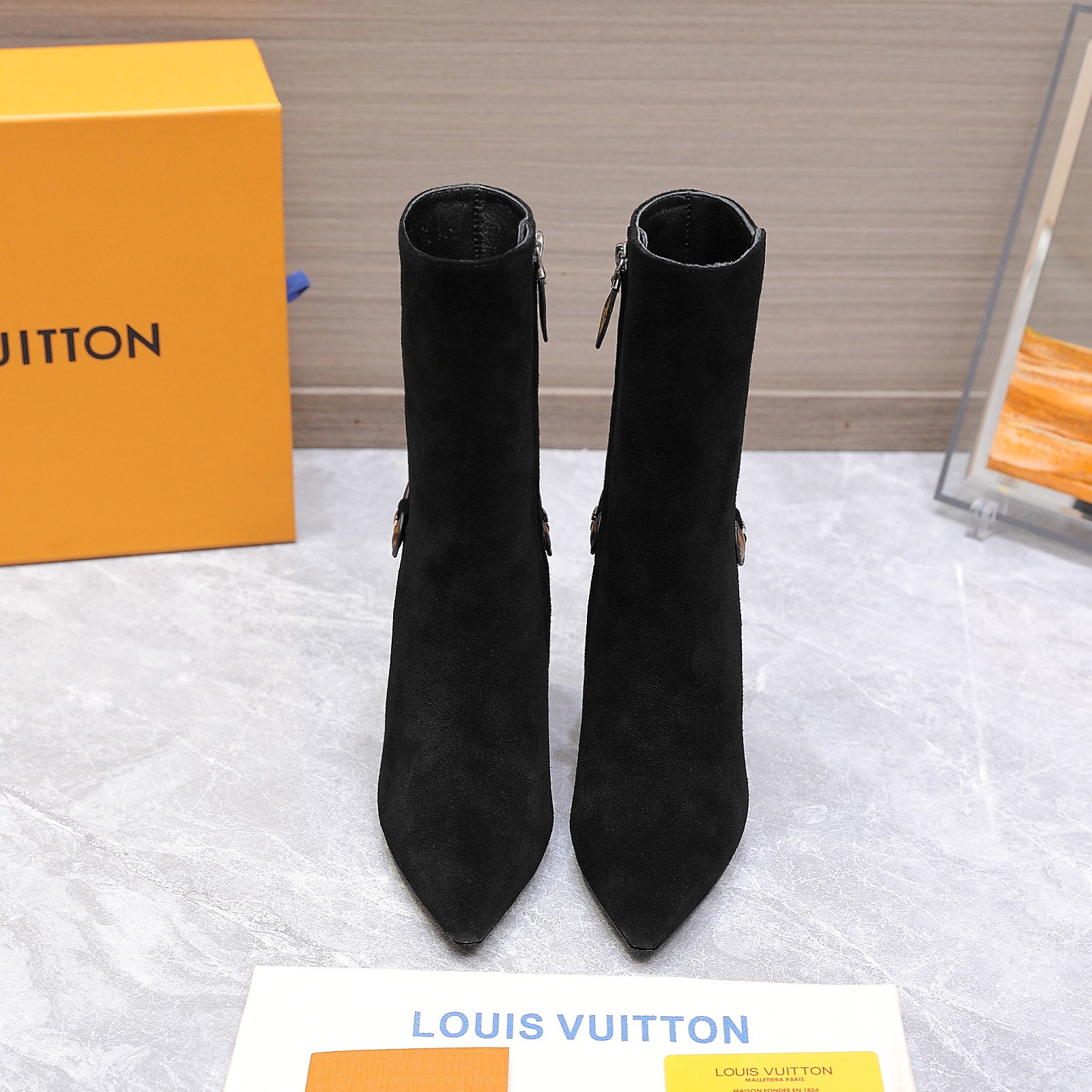 NO:561616,The highest version 25ss new autumn and winter LOUIS VUITTON Louis Vuitton LV LEGACY short boots long boots This style of Legacy high-heeled boots is made of smooth cow leather to continue the traditional configuration design, highlighting the heritage theme of Louis Vuitton's 2025 autumn and winter show. The soft pointed toe and kitten heel reveal an elegant style, and the Monogram canvas back strap recalls the hard suitcase handle element. The restrained elastic inlay allows for easy putting on and taking off. Upper cowhide leather/presbyopia leather  Sheepskin lining, Italian genuine leather outsole, Heel height 9.5cm, Size 35-42 (40.41.42, custom made, non-refundable) Price short boots long boots 520, boots, louis vuitton, louis vuitton, louis vuitton, boots, high   heels,cowhide,sheepskin,Leather soles19860909最高版本 25ss秋冬新款 LOUIS VUITTON 路易威登 LV LEGACY 短靴 长靴 本款 Legacy 高跟鞋靴子以光滑牛皮革延续传统构型设计,点明路易威登 2025秋冬秀场的传承主题.柔婉尖头与小猫跟流露雅致格调, Monogram 帆布后带回溯硬箱手柄元素.内敛弹力嵌饰实现轻松穿脱. 鞋面牛皮/老花皮 内里垫脚羊皮 鞋底意大利真皮大底 跟高9.5cm 码数35-42（40.41.42定做不退换） 价格短靴 长靴520,靴子,louis vuitton,louis vuitton,louis vuitton,boots,high heels,cowhide,sheepskin,Leather soles,Women's Shoes