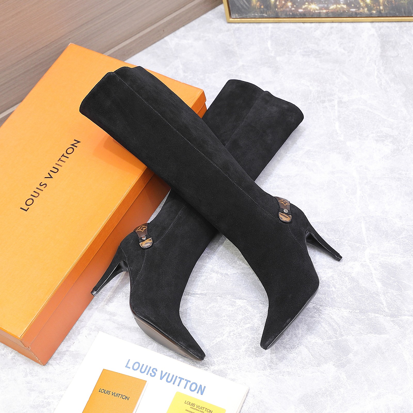 NO:561272,The highest version 25ss new autumn and winter LOUIS VUITTON Louis Vuitton LV LEGACY short boots long boots This style of Legacy high-heeled boots is made of smooth cow leather to continue the traditional configuration design, highlighting the heritage theme of Louis Vuitton's 2025 autumn and winter show. The soft pointed toe and kitten heel reveal an elegant style, and the Monogram canvas back strap recalls the hard suitcase handle element. The restrained elastic inlay allows for easy putting on and taking off. Upper cowhide leather/presbyopia leather  Sheepskin lining, Italian genuine leather outsole, Heel height 9.5cm, Size 35-42 (40.41.42, custom made, non-refundable) Price short boots long boots 520, boots, louis vuitton, louis vuitton, louis vuitton, boots, high   heels,cowhide,sheepskin,Leather soles19860909最高版本 25ss秋冬新款 LOUIS VUITTON 路易威登 LV LEGACY 短靴 长靴 本款 Legacy 高跟鞋靴子以光滑牛皮革延续传统构型设计,点明路易威登 2025秋冬秀场的传承主题.柔婉尖头与小猫跟流露雅致格调, Monogram 帆布后带回溯硬箱手柄元素.内敛弹力嵌饰实现轻松穿脱. 鞋面牛皮/老花皮 内里垫脚羊皮 鞋底意大利真皮大底 跟高9.5cm 码数35-42（40.41.42定做不退换） 价格短靴 长靴520,靴子,louis vuitton,louis vuitton,louis vuitton,boots,high heels,cowhide,sheepskin,Leather soles,Women's Shoes