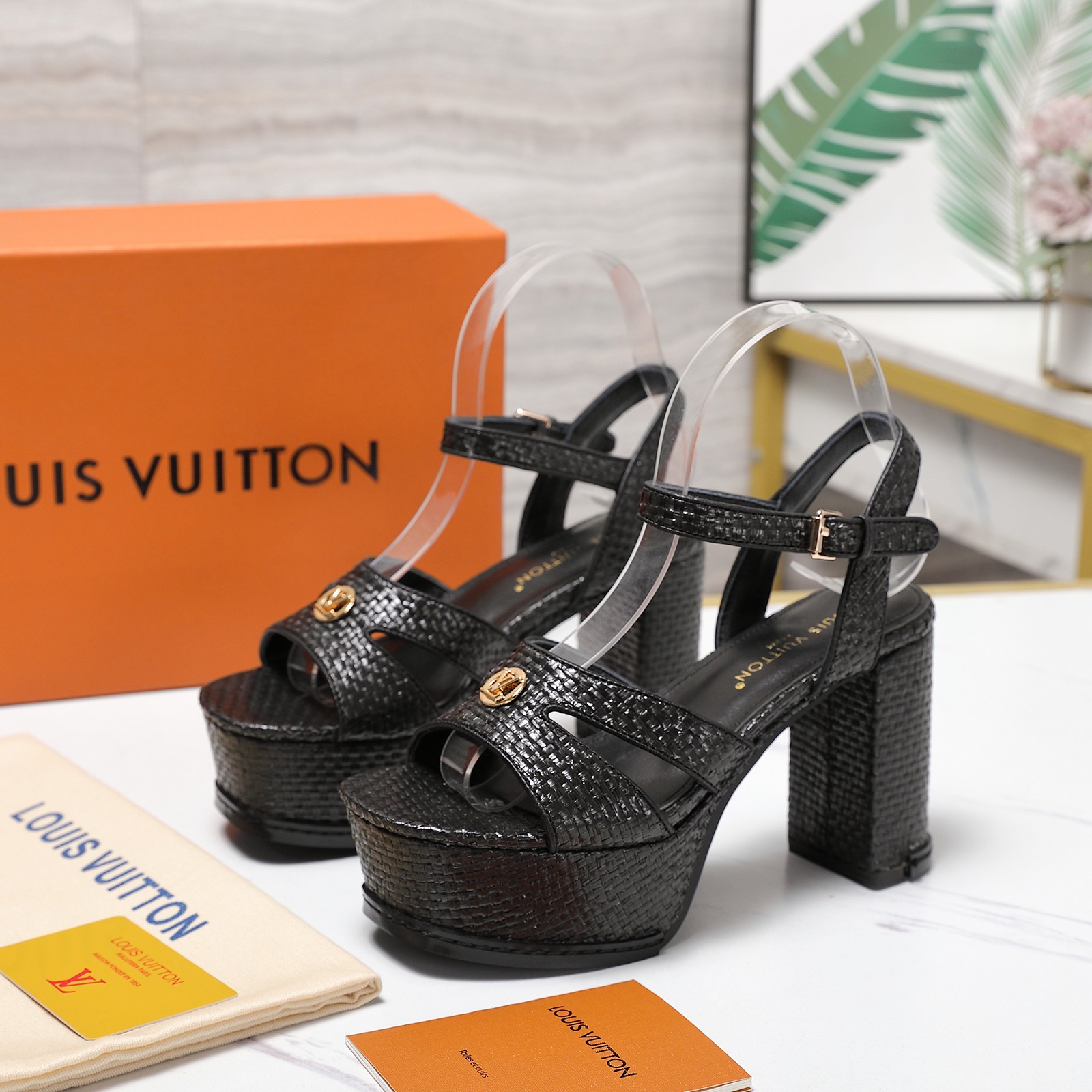 NO:561268,Top version LV | Louis Vuitton 25 Hentian high sandals 2025 spring and summer new thick heel platform sandals. The top version is the same as the original version. The counter focuses on the latest LV  Full of high-end feel!  A popular model among bloggers at home and abroad, it is retro, fashionable and looks great on your feet!  The official website's main recommendation★ ━━━━━ t ━━━━━ Original LOGO logo fabric/woven grass on the upper, imported sheepskin lining on the outsole, original molded rubber sole, heel height 10cm, water platform 4.5cm, shoe size: 35-42 (41 42 customized) price, high-heeled sandals, louis vuitton, louis  vuitton,sandals,high heels,sheepskin19860909顶级版本 LV | 路易威登 25恨天高凉鞋 2025春夏新款粗跟水台凉鞋 顶级版本原版一致 专柜主打最新款 LV X TM村上隆联名款 硬货上新 代购级别！高级感十足！国内外博主刷爆的一款,复古又时髦上脚美炸了！官网主推款★ ━━━━━ t ━━━━━ 鞋面原版LOGO标志布料/编织草 内里进口羊皮里 大底原版开模橡胶底 跟高10cm 水台4.5cm 鞋码: 35-42（41 42定制） 价格,高跟鞋凉鞋,louis vuitton,louis vuitton,sandals,high heels,sheepskin,Women's Shoes
