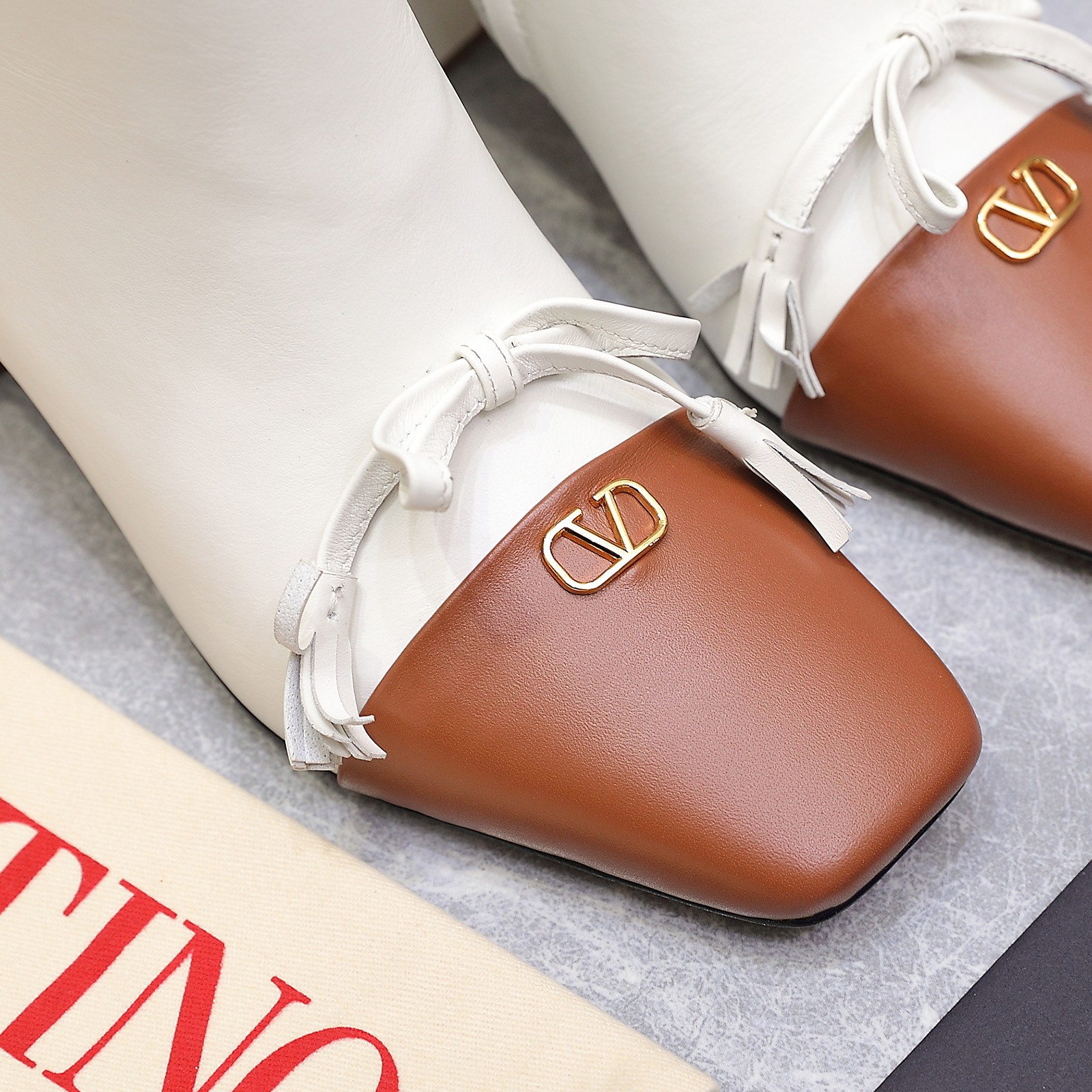 NO:561257,Valentino's new autumn and winter bow color-blocked short boots. Valentino's classic series upgrade. The smooth line design is very suitable for the current female aesthetic. Sexy, sweet and easy to control. The imported silk is absolutely high-grade and original. The style is absolutely sentimental and elegant. Create a different feeling and simple temperament style!  Size 35-42 (customized for 40/41/42) Fabric cowhide/horse hair Lining sheepskin Outsole Italian leather outsole Heel height 6cm Packaging latest original apricot box packaging, boots, valentino, boots, cowhide, sheepskin, real silk, Leather soles19860909华伦天奴 秋冬新款蝴蝶结拼色短靴 华伦天奴经典系列升级 流畅的线条设计非常适合当下女性审美 性感甜美轻松驾驭 进口真丝绝对的上档次原版做法 绝对感性优雅风格 创造不一样的感觉简约气质款式！ 码数35-42（40/41/42定做） 面料牛皮/马毛 内里内里羊皮 大底意大利真皮大底 跟高6cm 包装最新原版杏盒包装,靴子,valentino,boots,cowhide,sheepskin,real silk,Leather soles,Women's Shoes